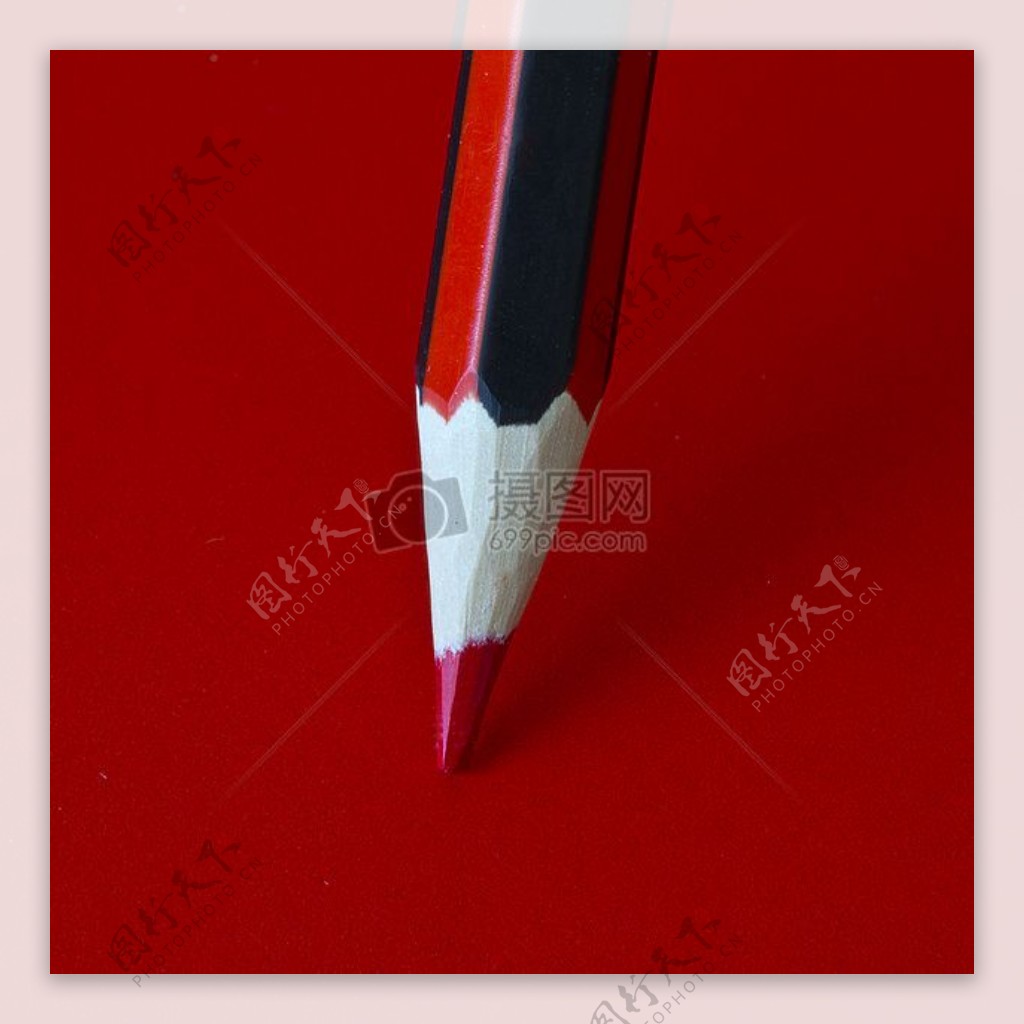 红铅笔在一个红色的表面