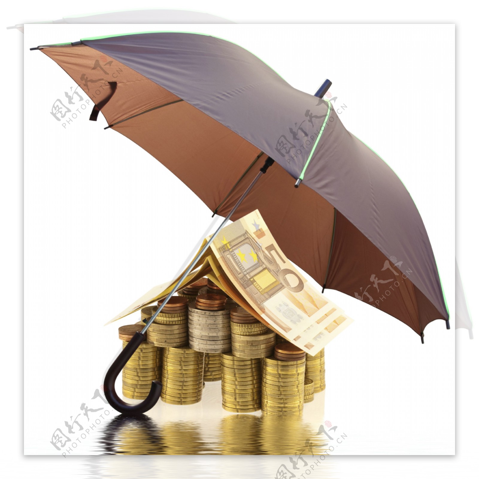 伞下的纸钞和金币图片