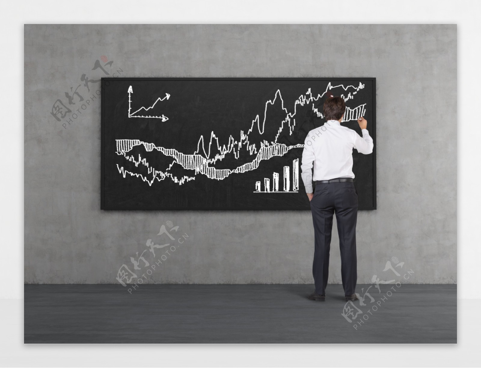 手绘股票走势图的商务男士图片