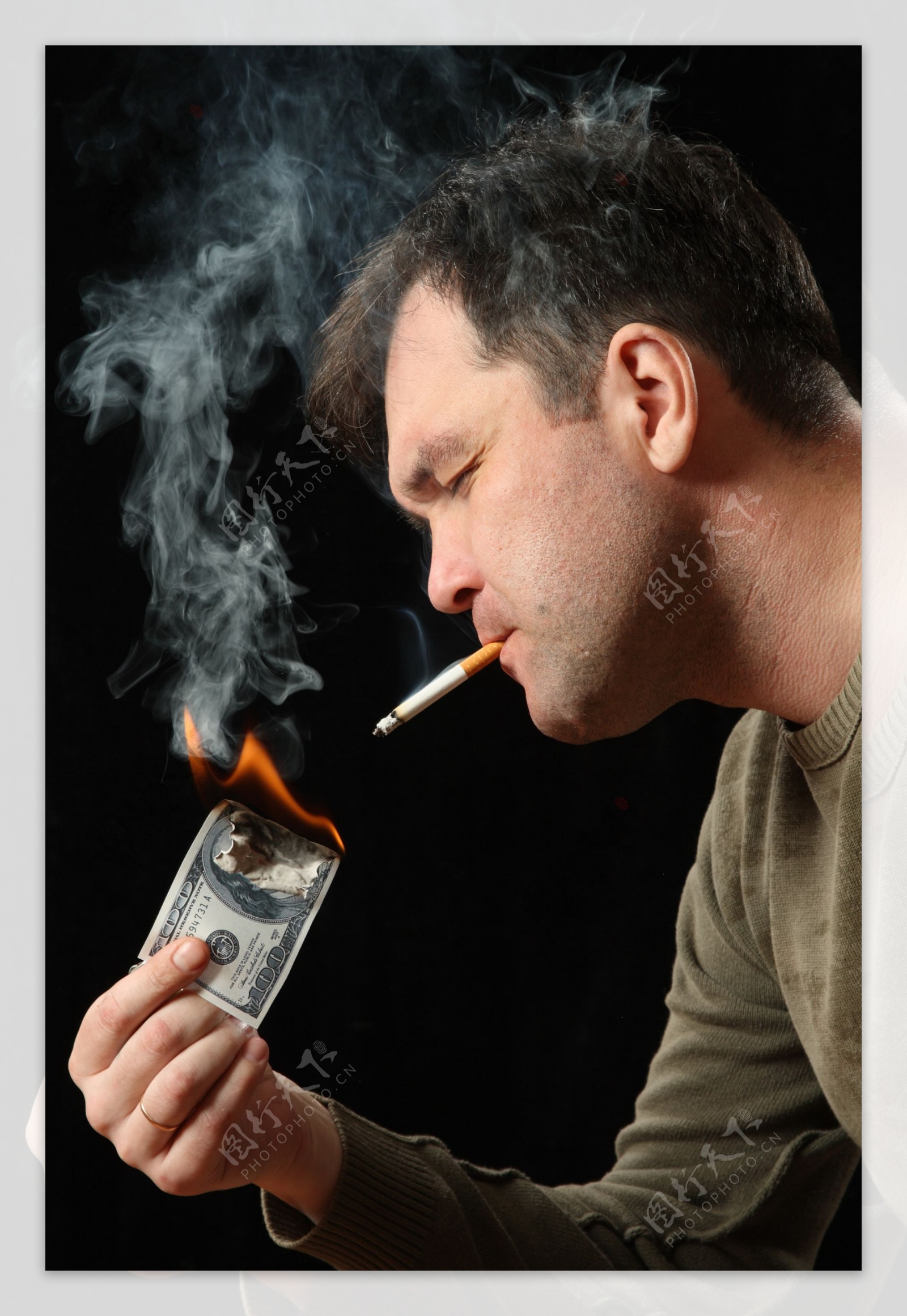用烟烧美元的男人图片