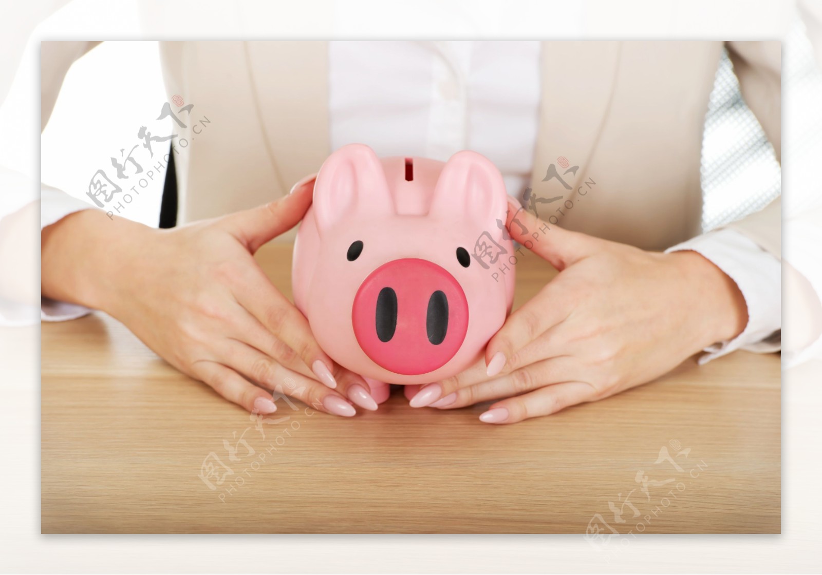 粉色储钱猪和商务美女图片