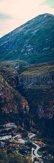 山水村庄树木山山高峰城镇乡村