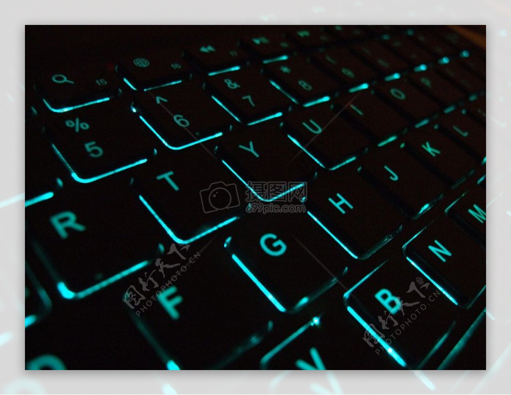 有蓝色亮光的键盘