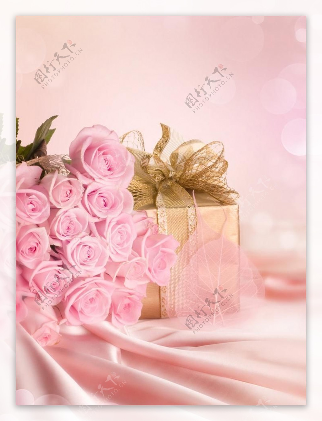 粉色情人节玫瑰花与礼物图片