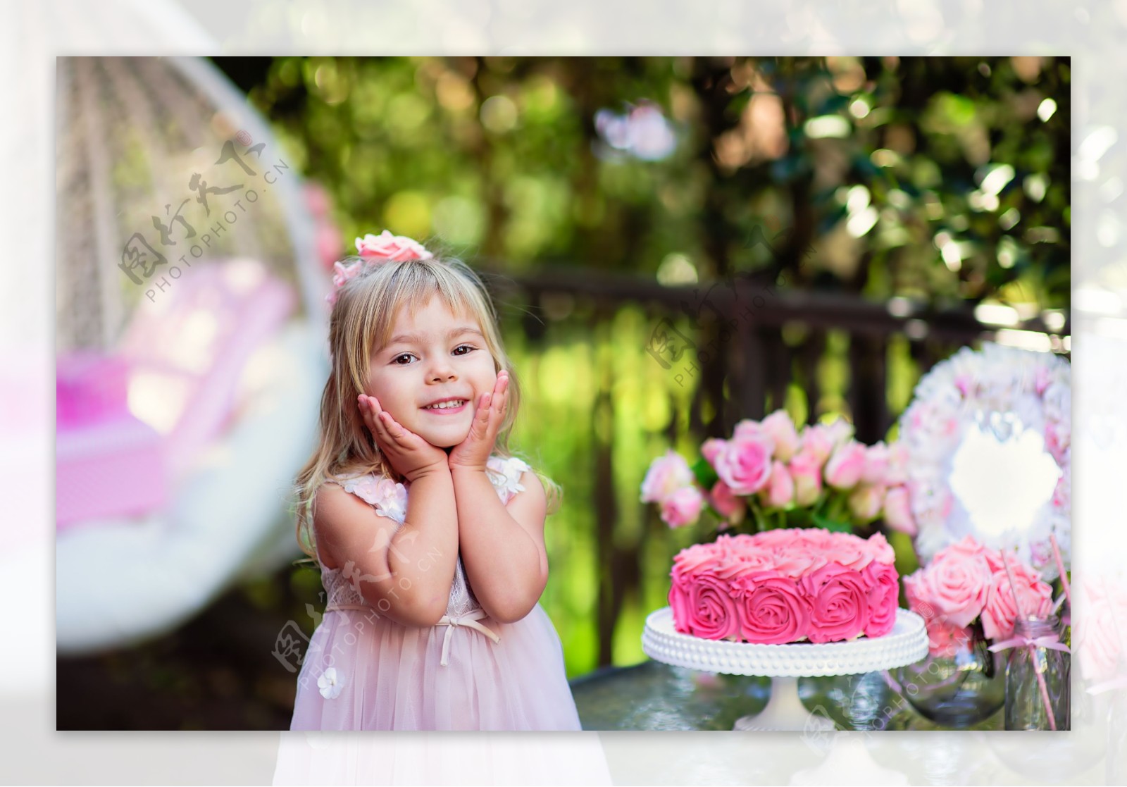 可爱女孩与生日蛋糕图片
