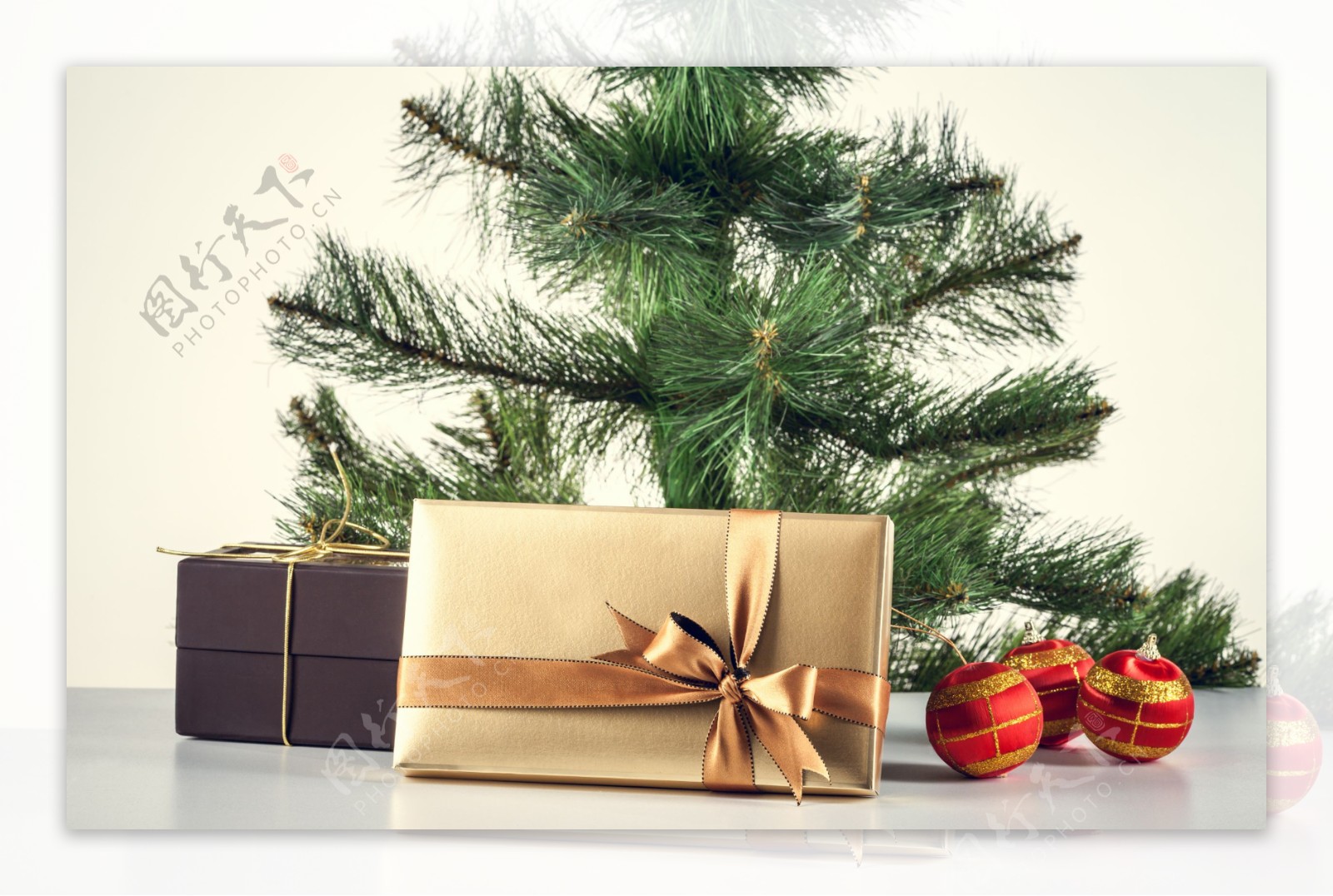 礼物与圣诞树图片