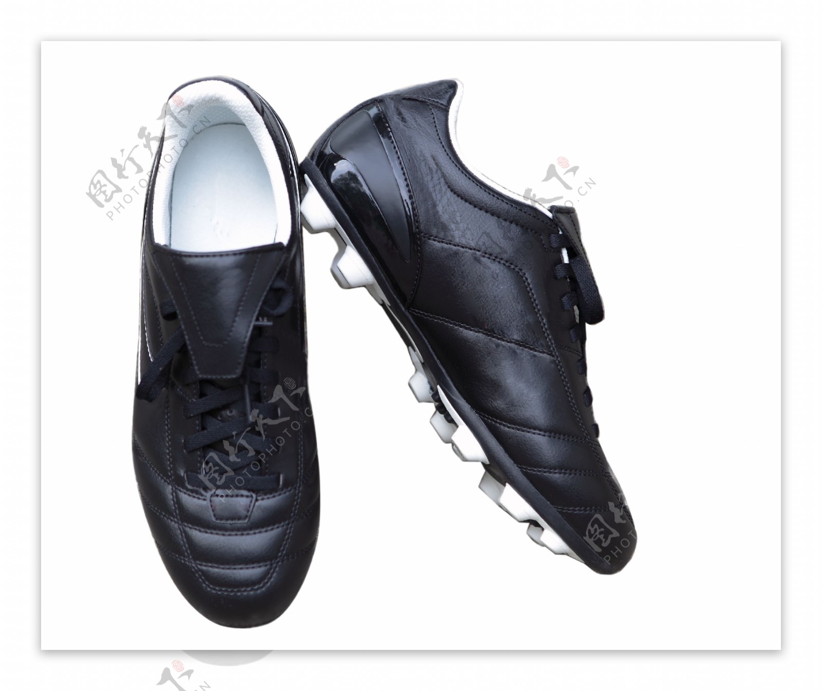 一双足球运动鞋图片