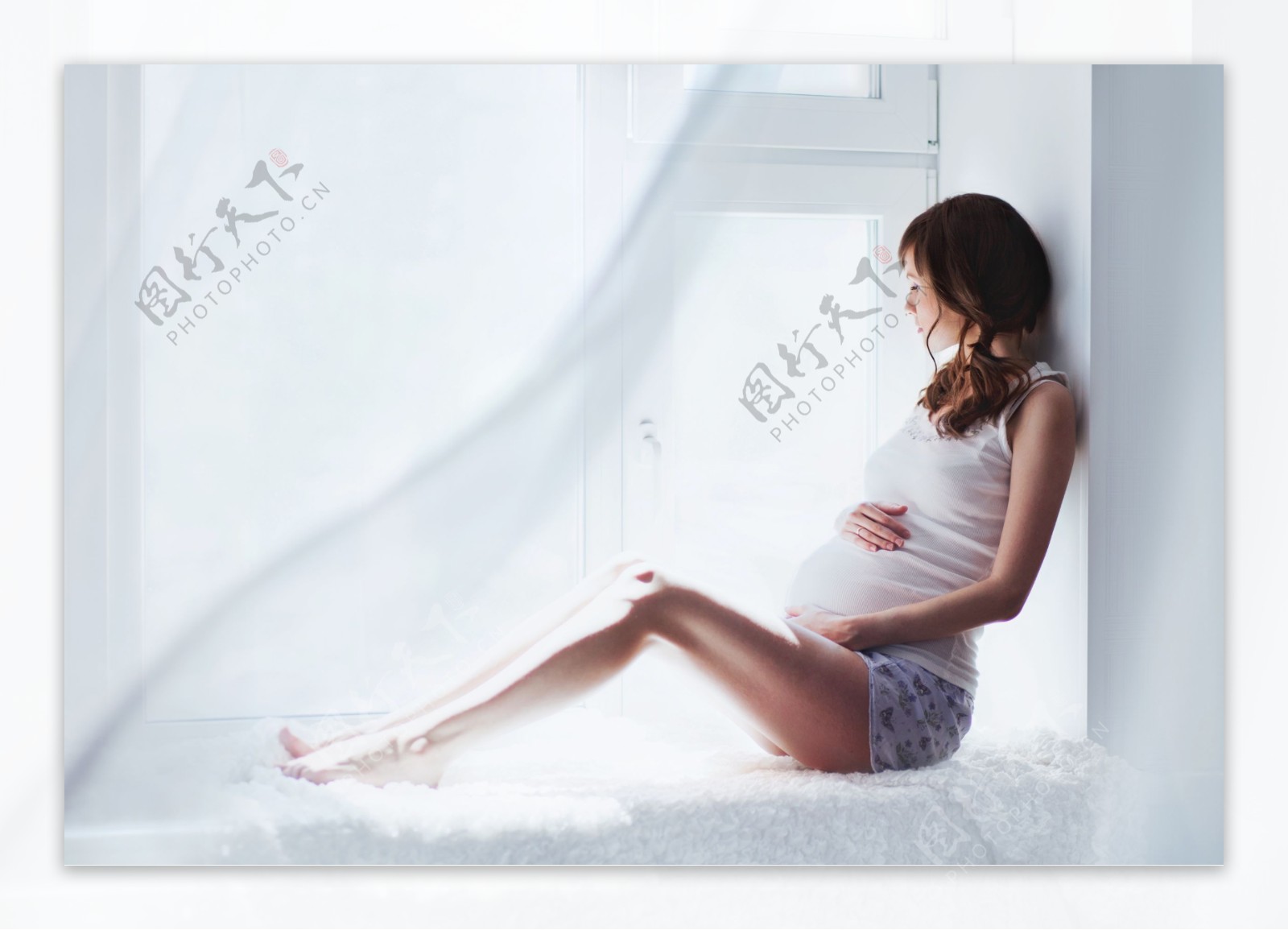 坐在窗台看风景的孕妇图片