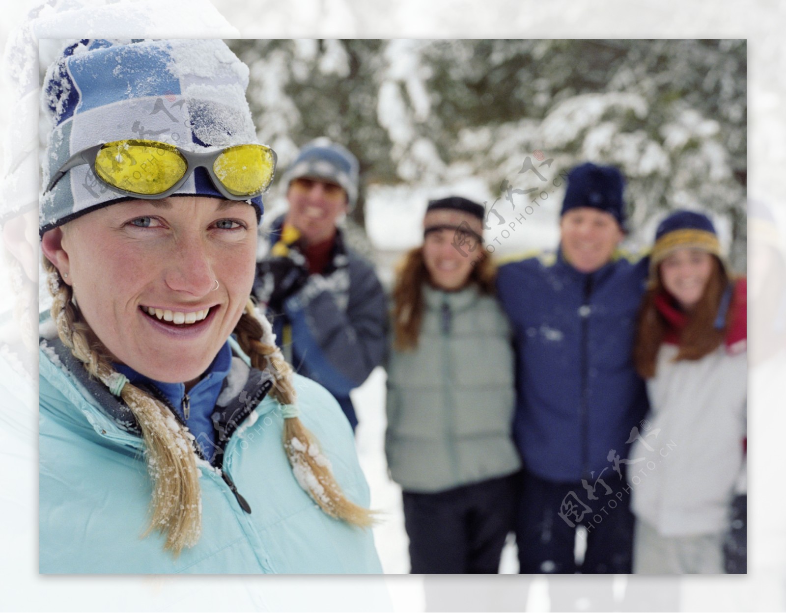 滑雪的青年男女图片