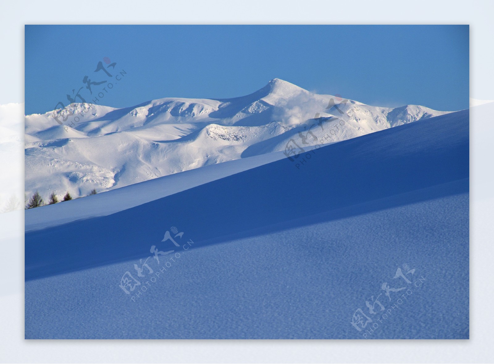 蓝天下白雪覆盖的群山图片