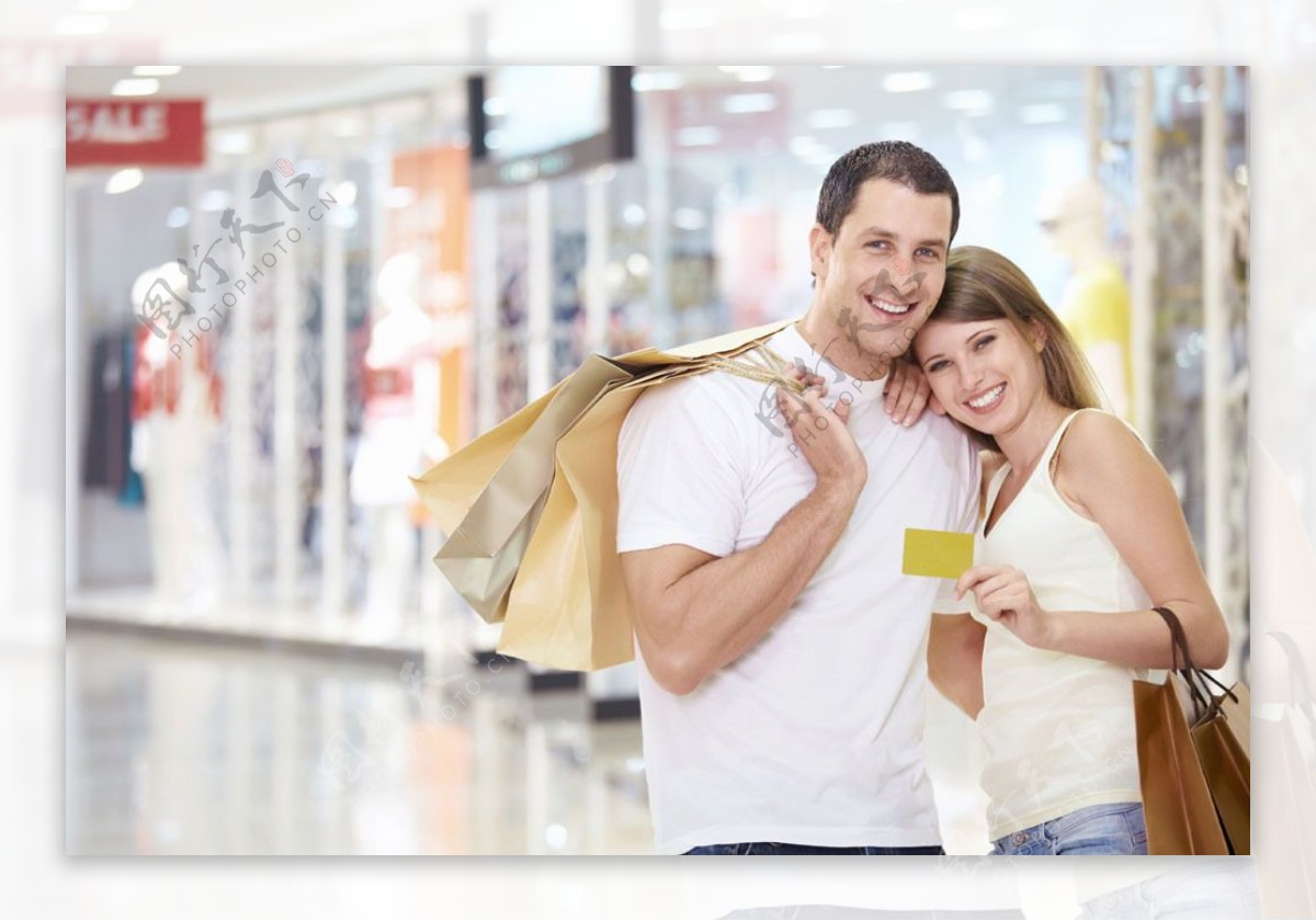 商场购物的情侣图片