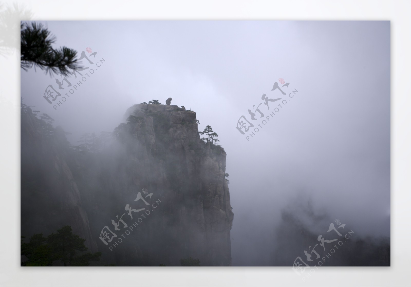 云雾下的黄山美景图片