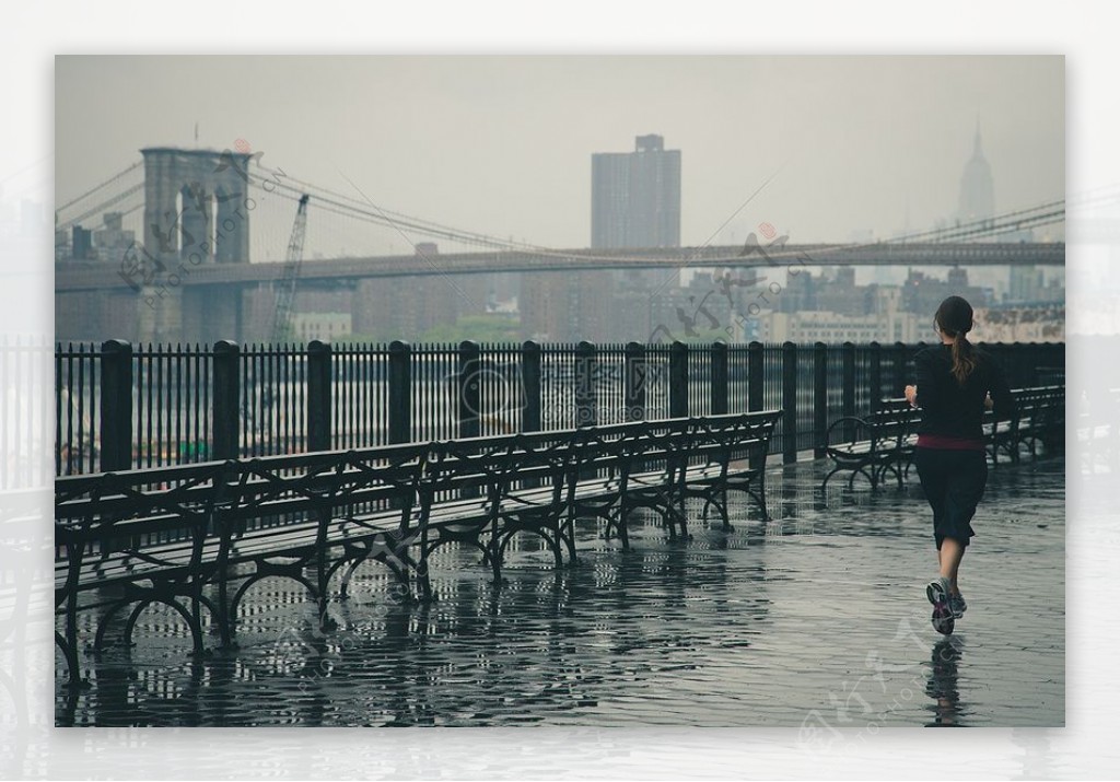 布鲁克林大桥在雨
