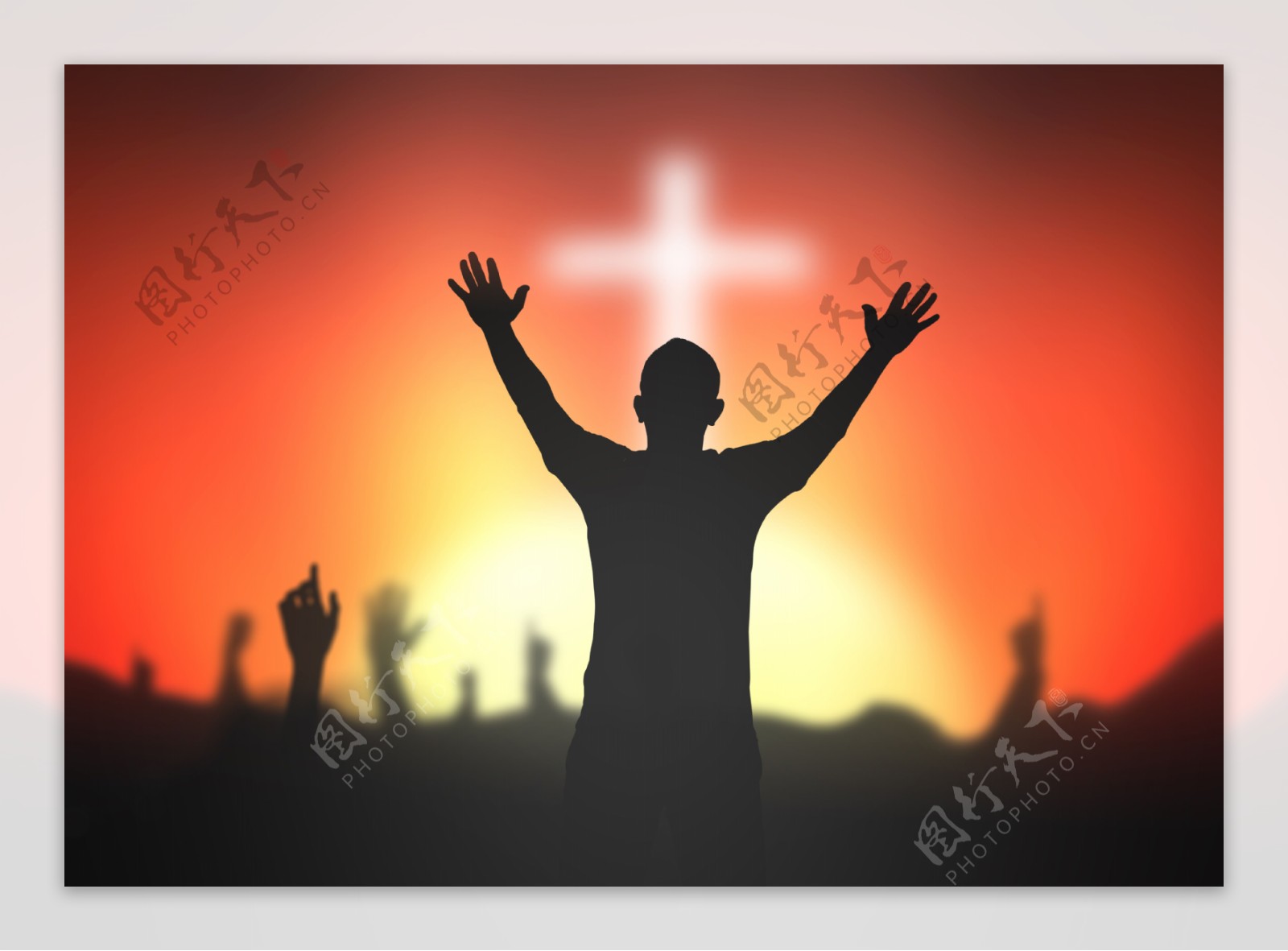 十字架与祷告的人物剪影图片