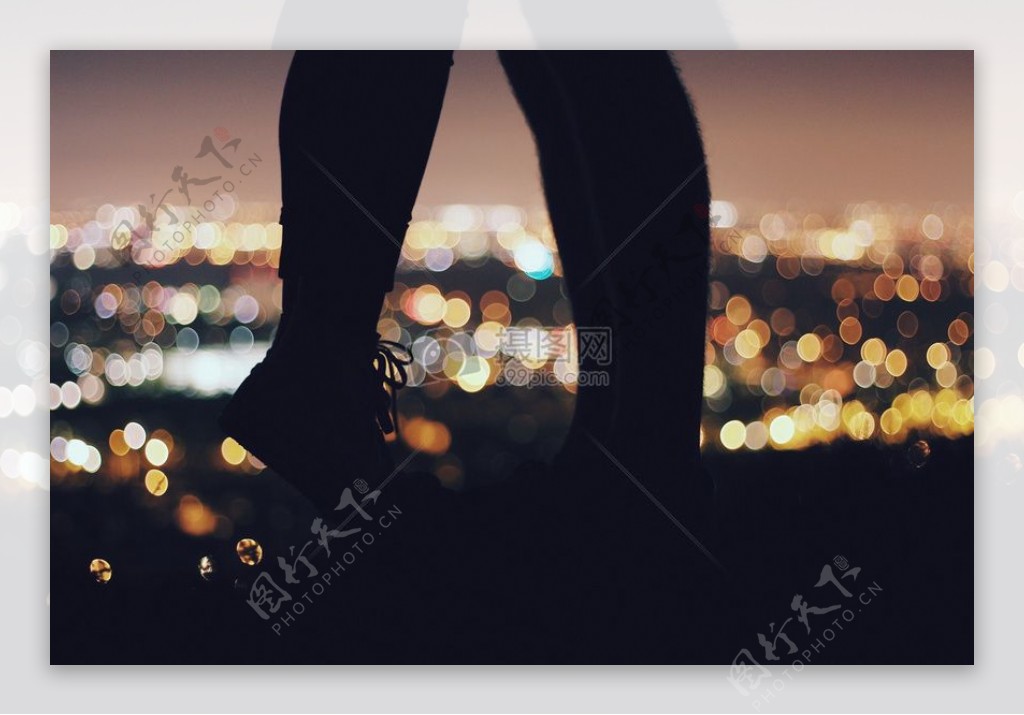 七夕城市夜景下踮起脚尖接吻的情侣