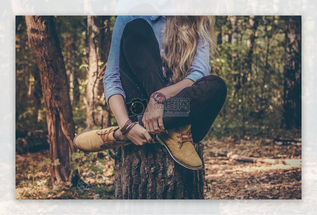 女孩森林树木外面坐着远足登山休息树林靴子