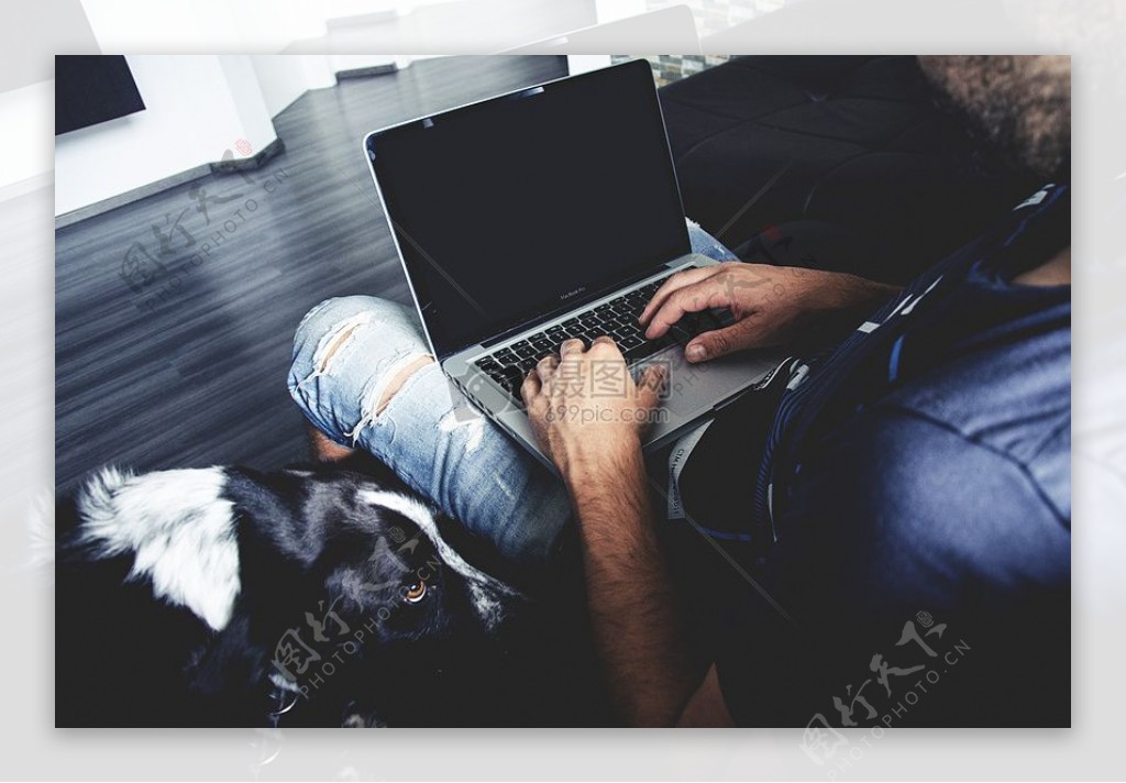 人人苹果笔记本电脑工作写作的MacBook技术计算机样机屏幕在家中办公室