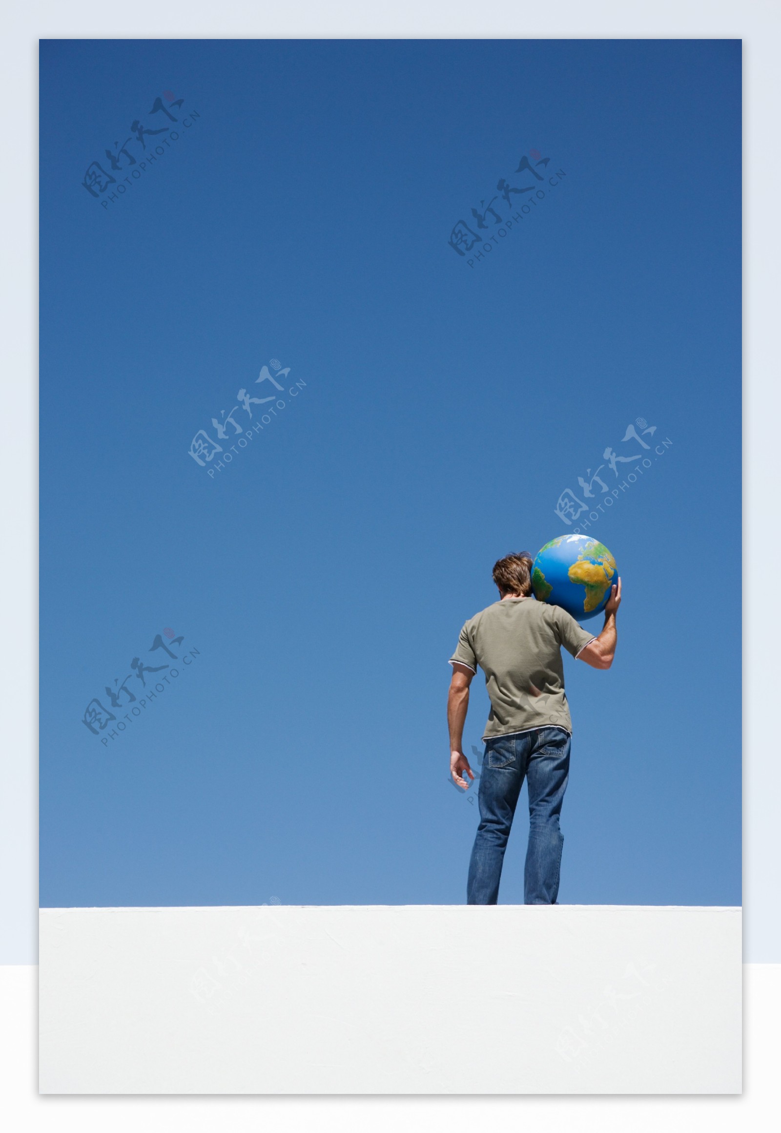 外国男人肩扛地球图片