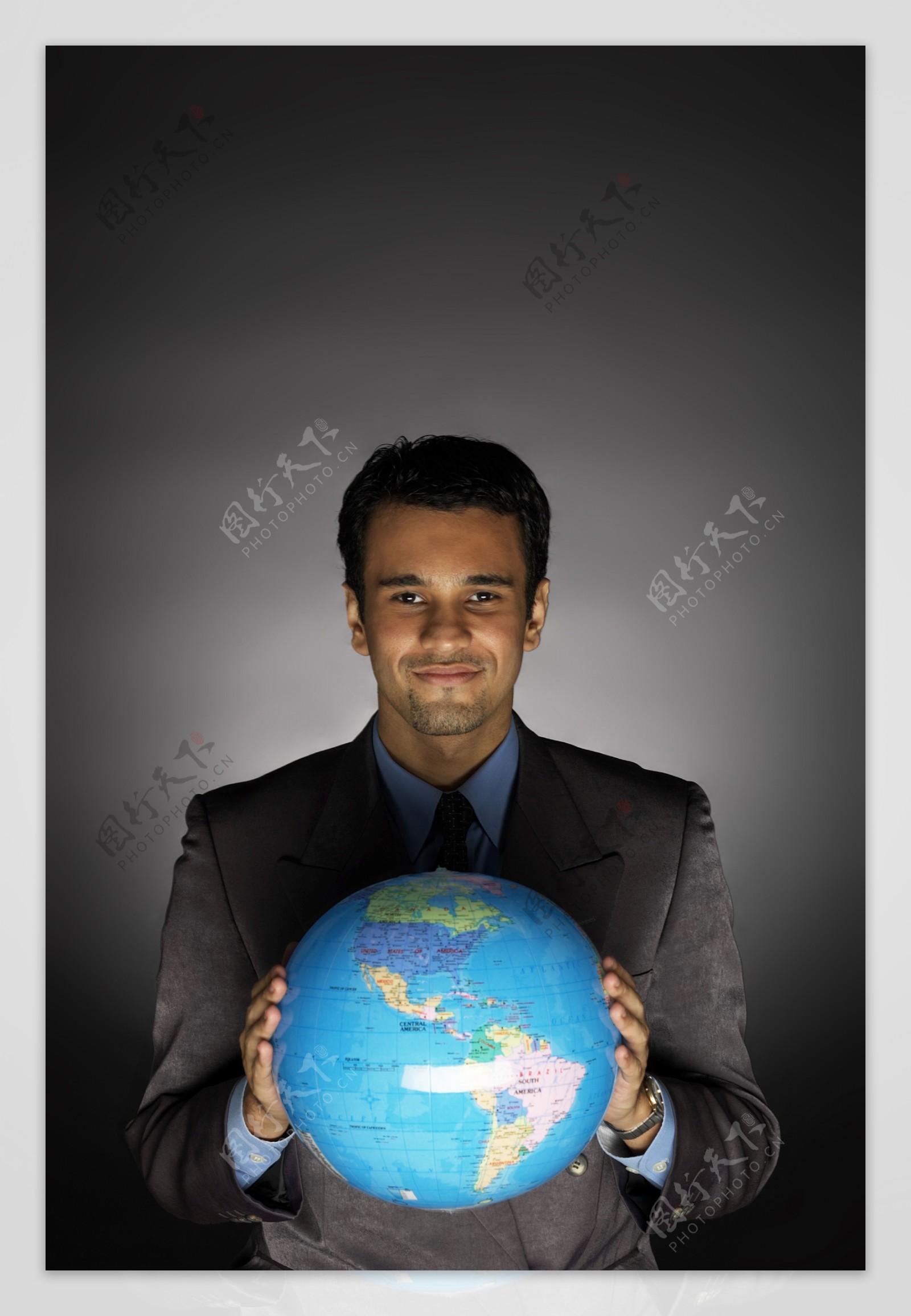 手拿地球仪的商务男士图片