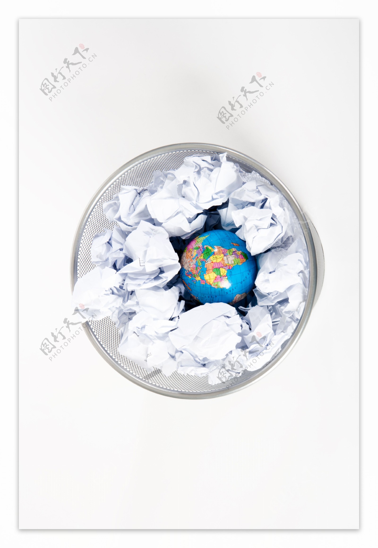 垃圾桶里的废纸与地球图片