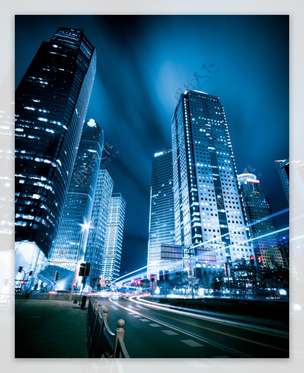 蓝色霓虹灯光道路城市夜景图片