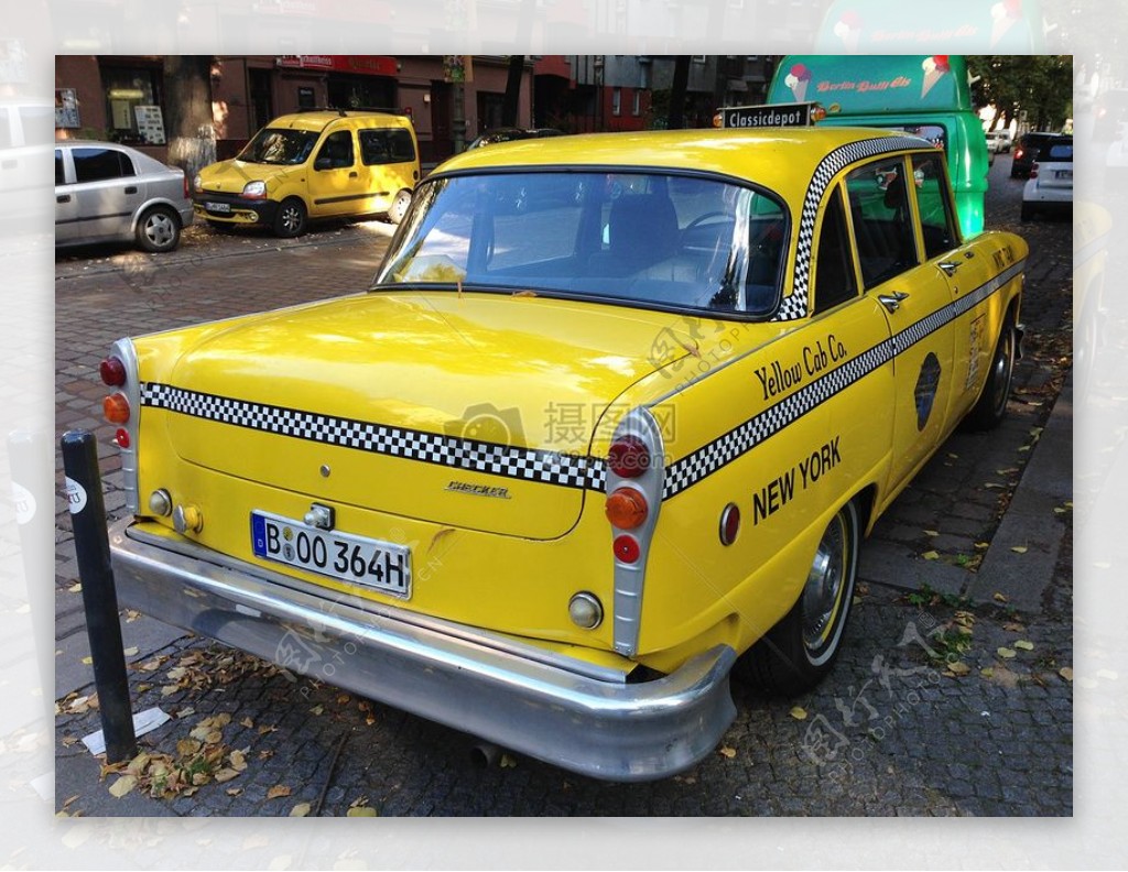 街道的黄色小车