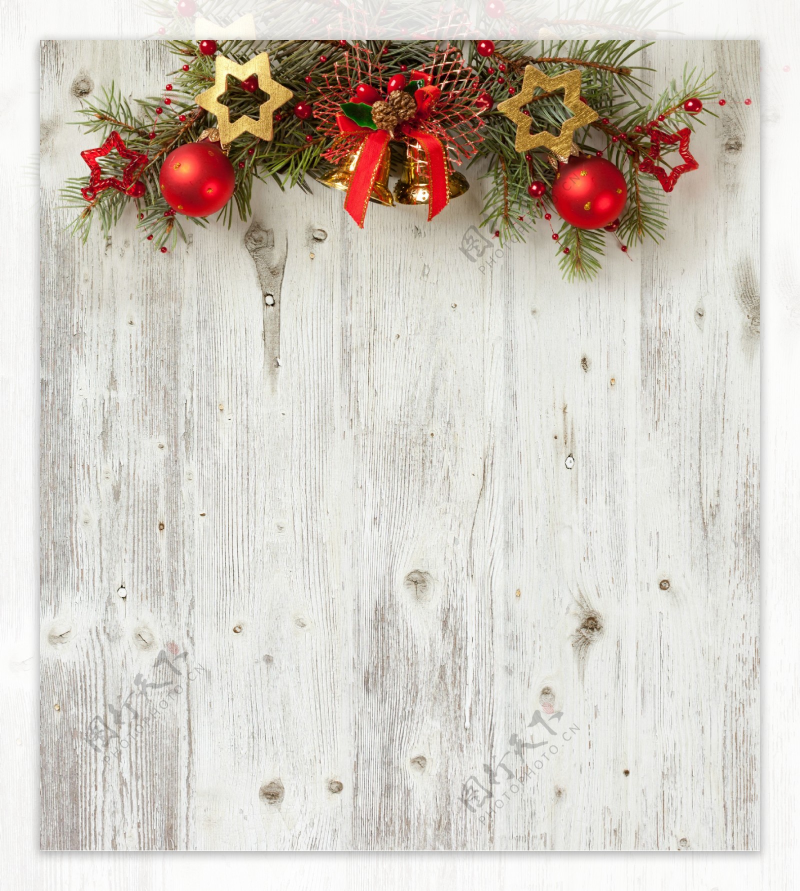 木板上的圣诞树装饰品图片
