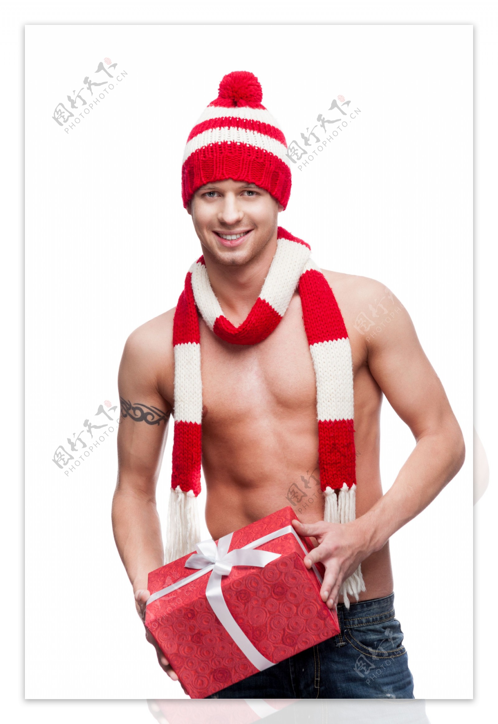 抱着礼物的圣诞装男人图片