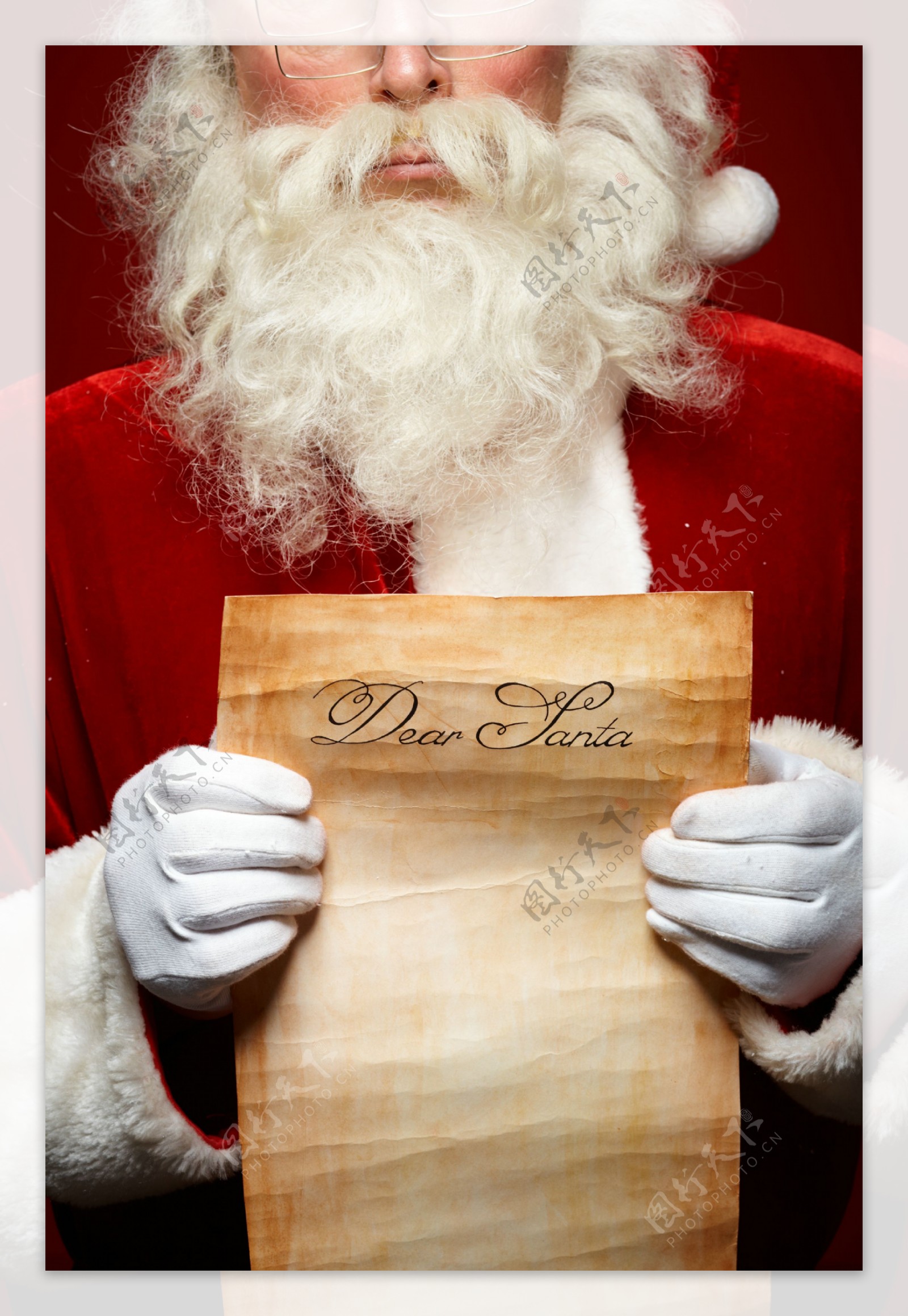 拿着信纸的圣诞老人