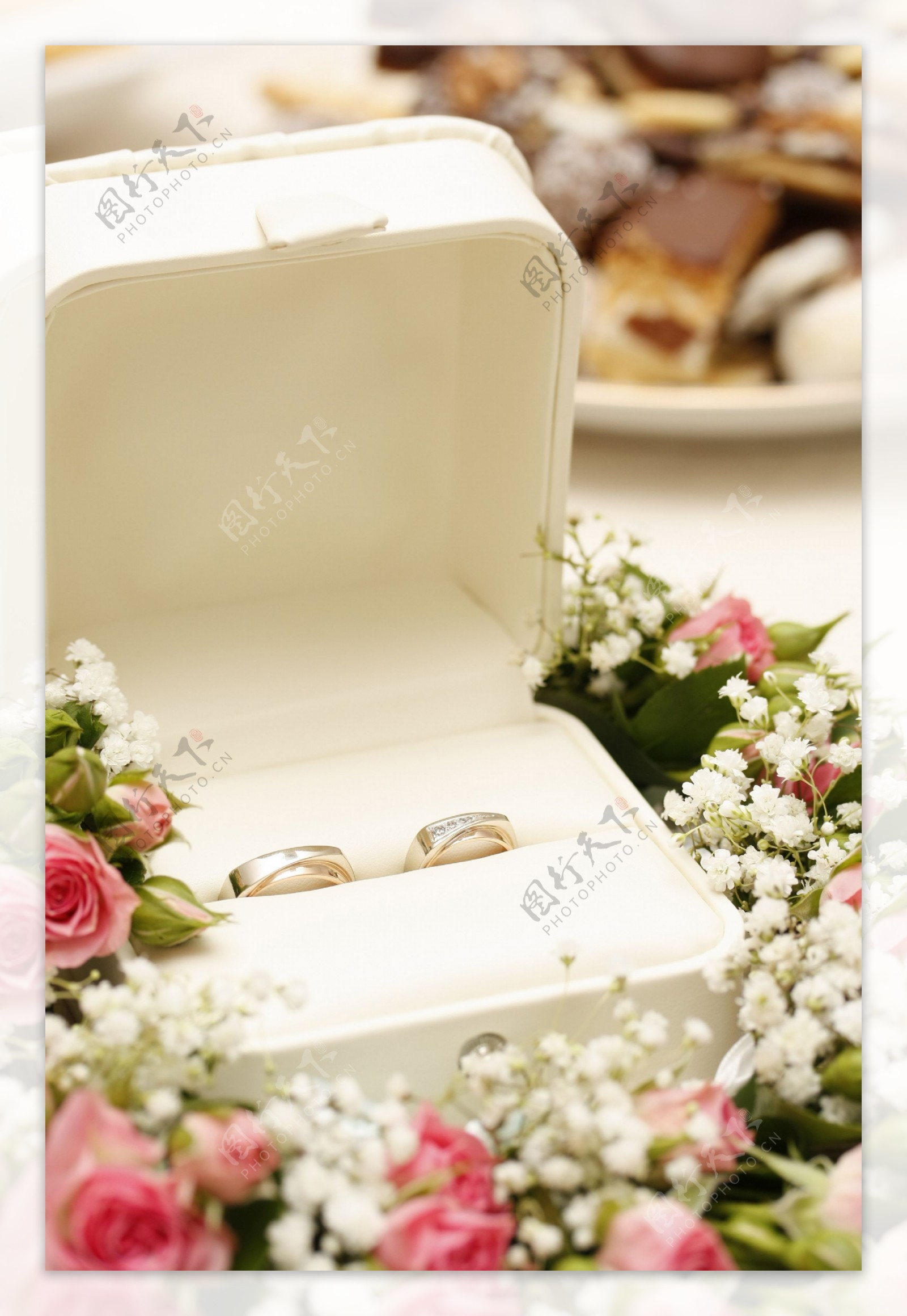 玫瑰花和戒指图片