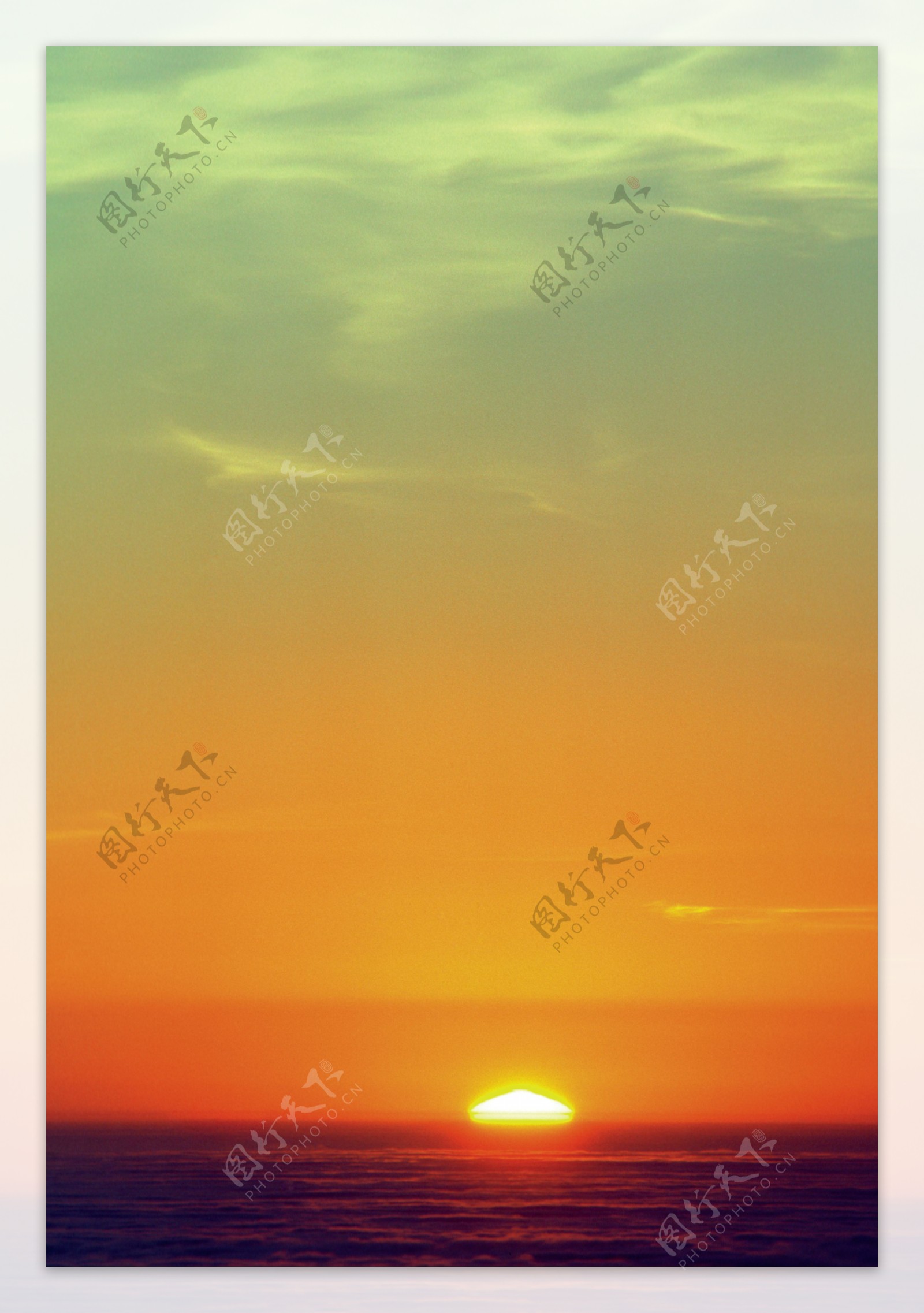 海平面上的落日风景图片