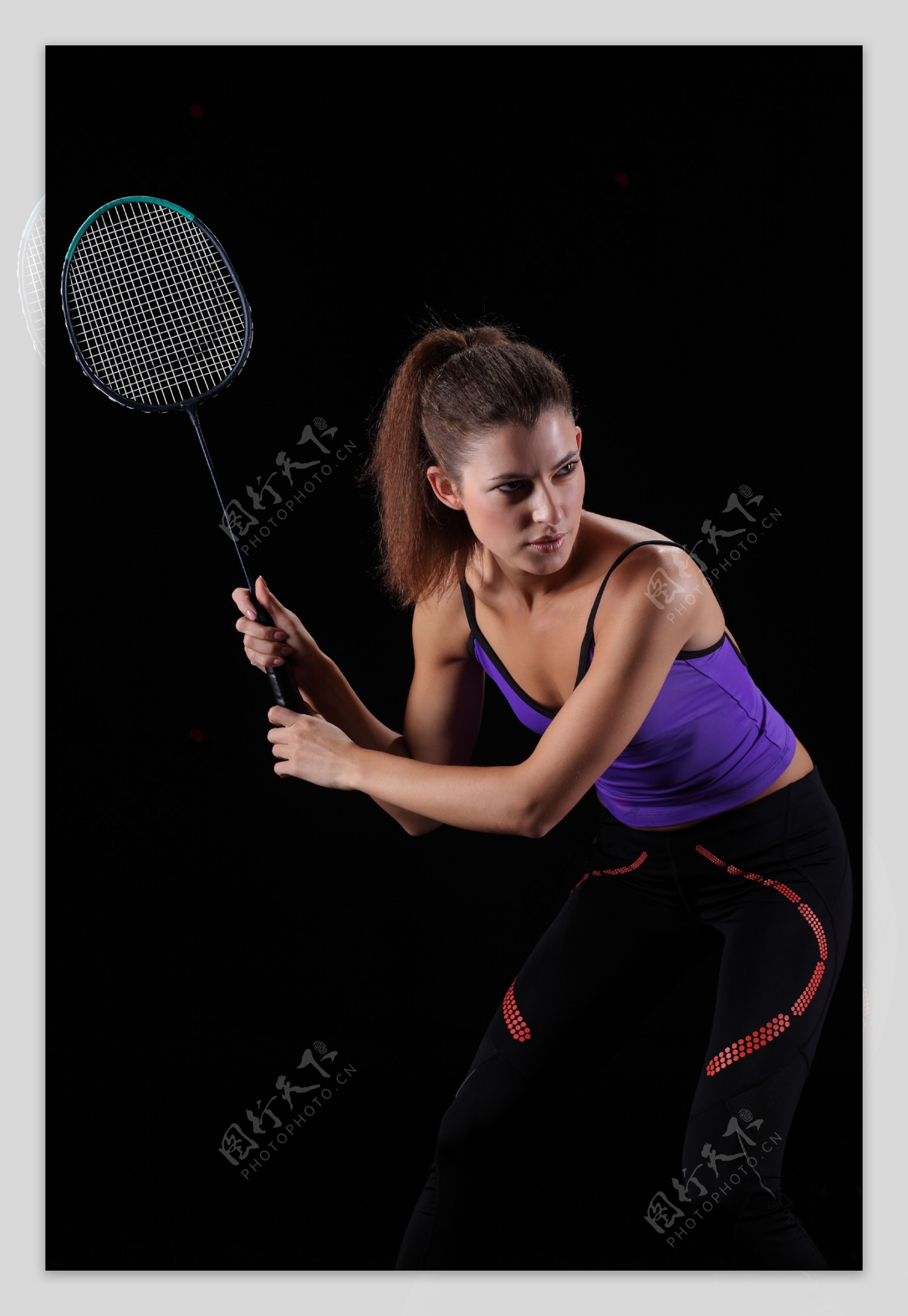 打羽毛球的外国女人图片