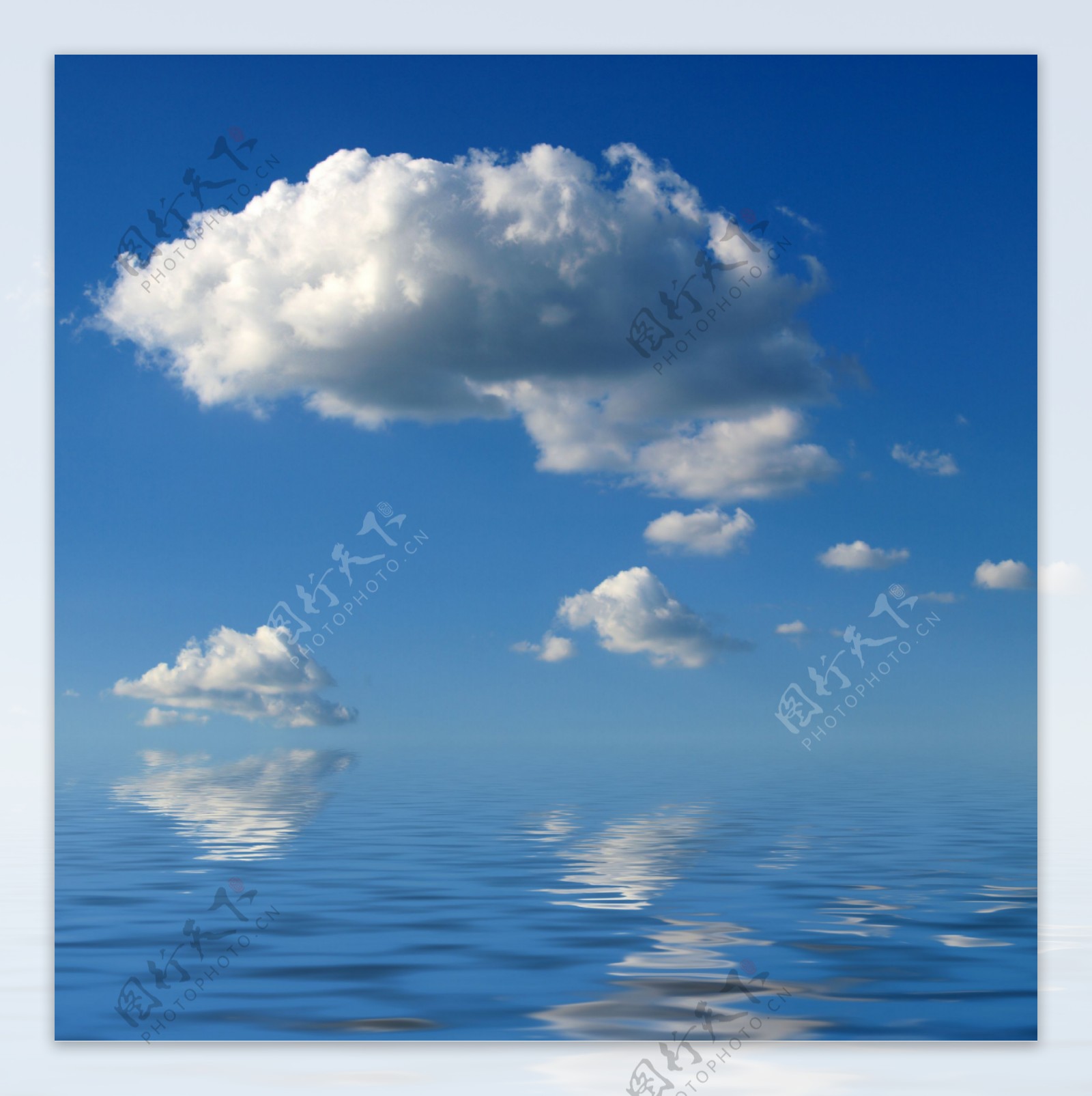 倒映水面的白云图片