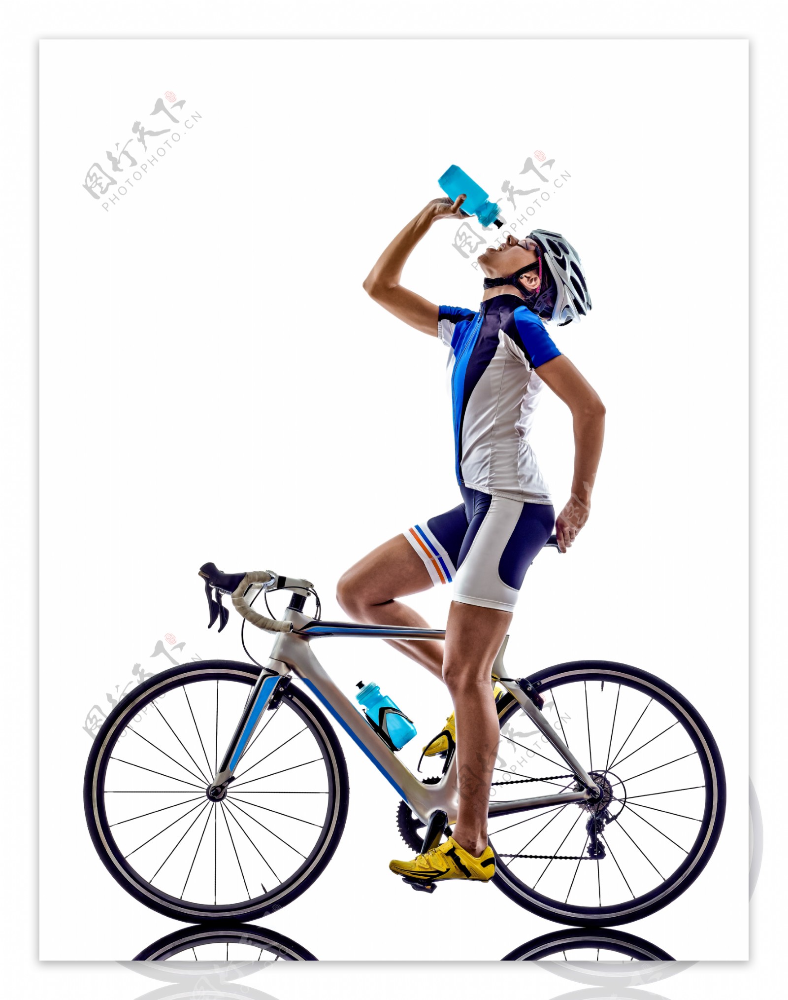 骑单车喝水的男人图片