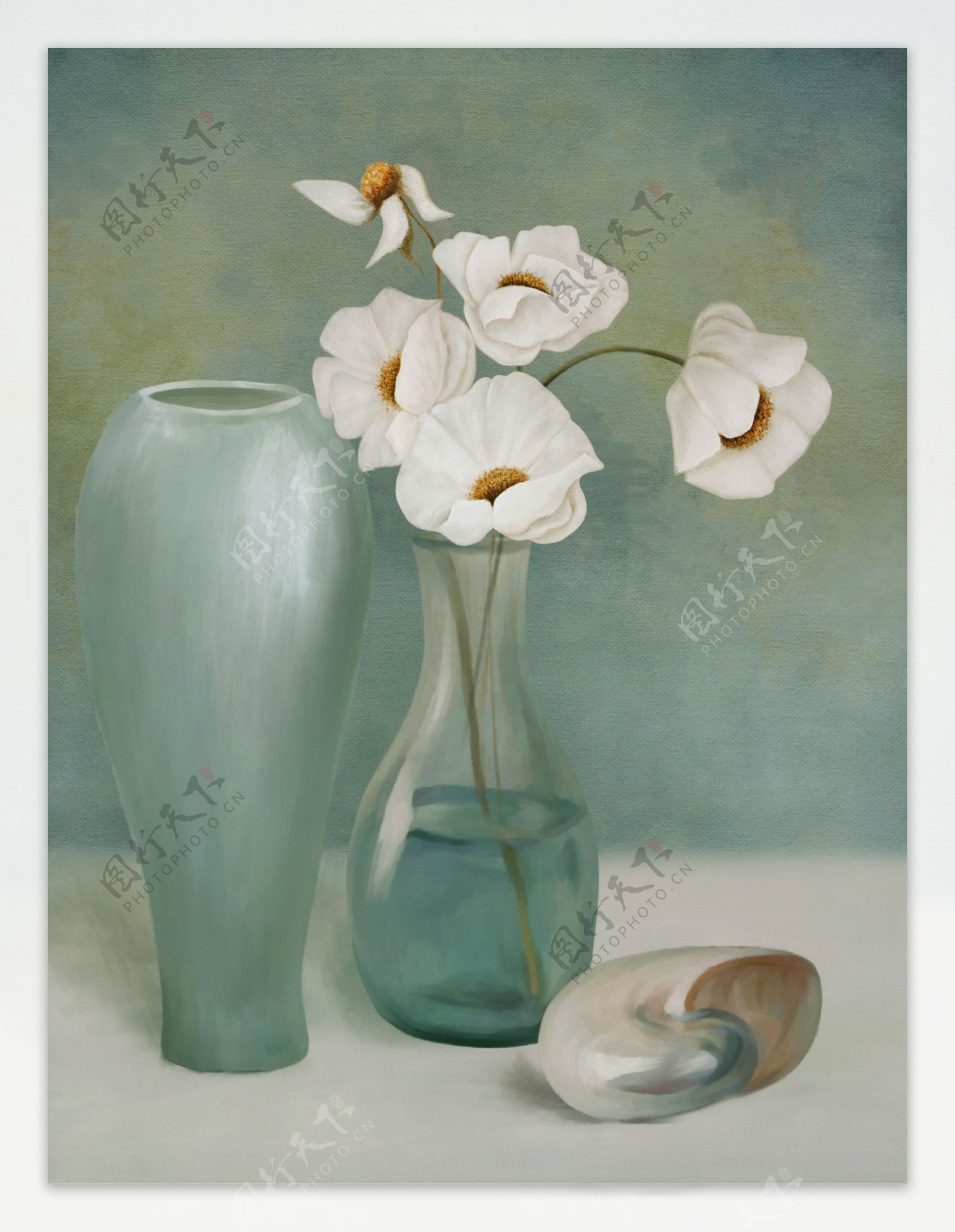 白色鲜花与透明花瓶