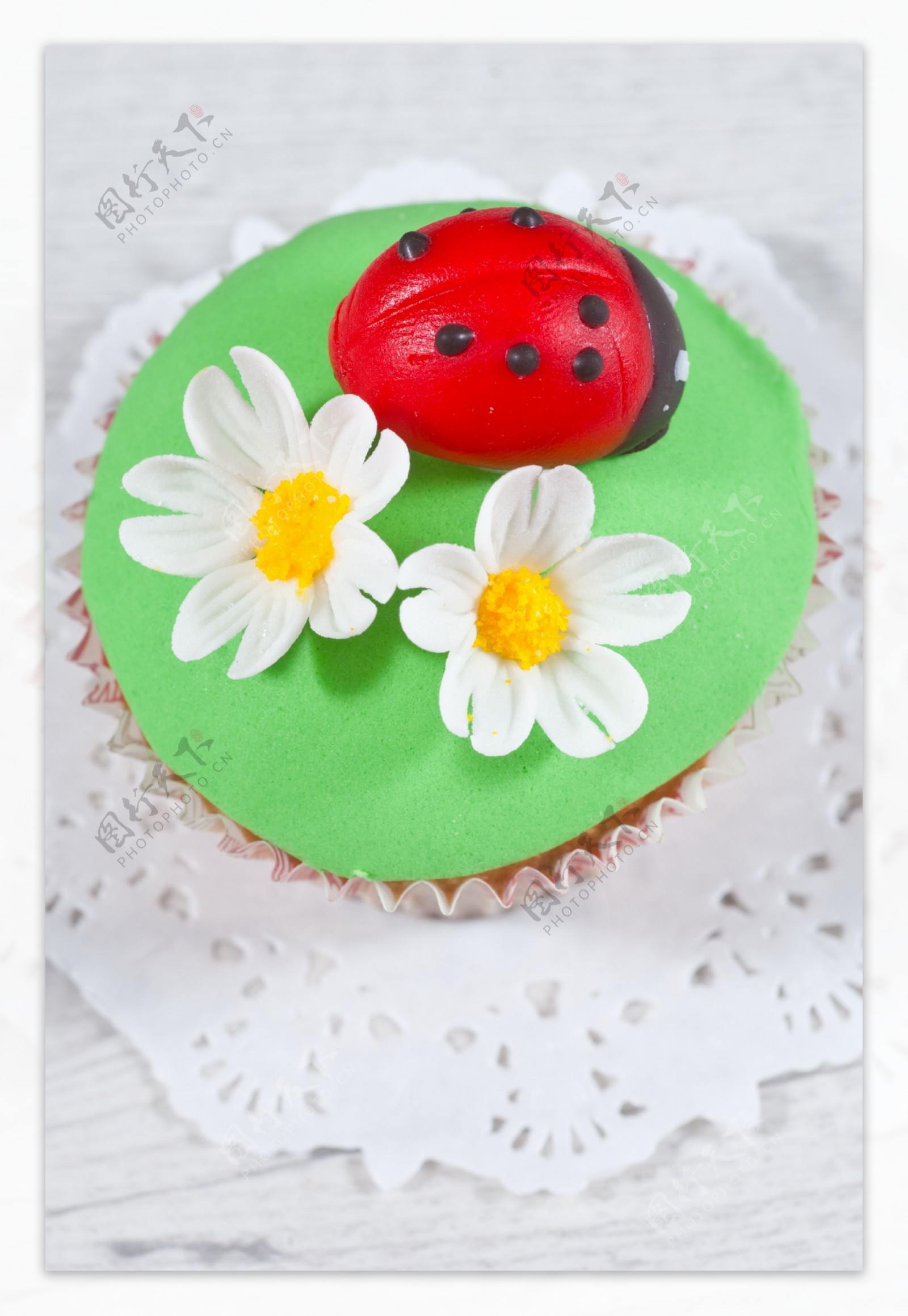 瓢虫鲜花蛋糕图片