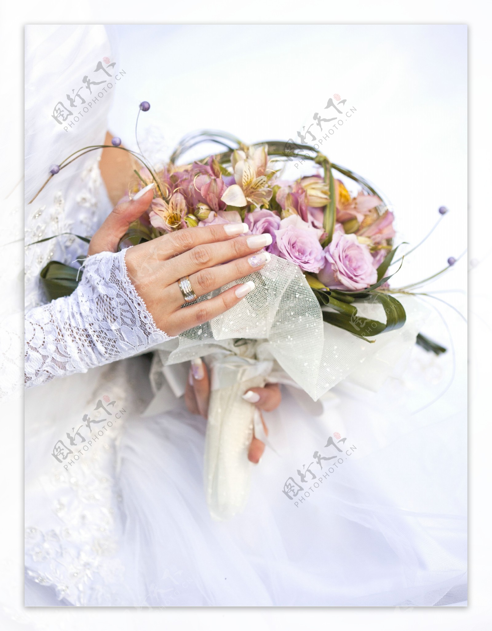 手捧一束鲜花卡通插画 Hands of man and woman holding bouquet of flowers. – 设计小咖
