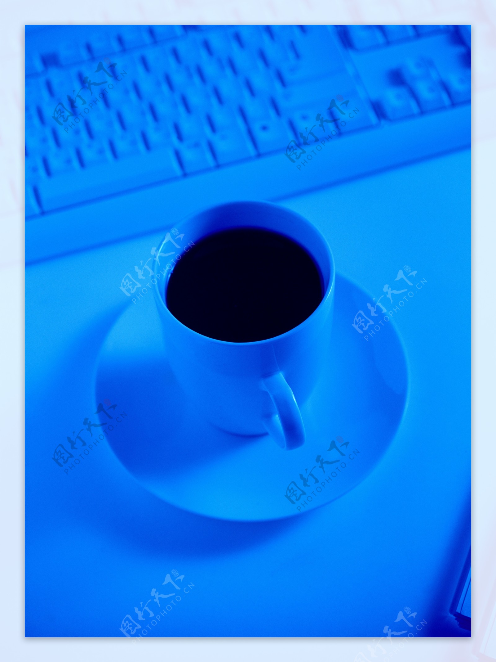 桌面上咖啡和键盘图片