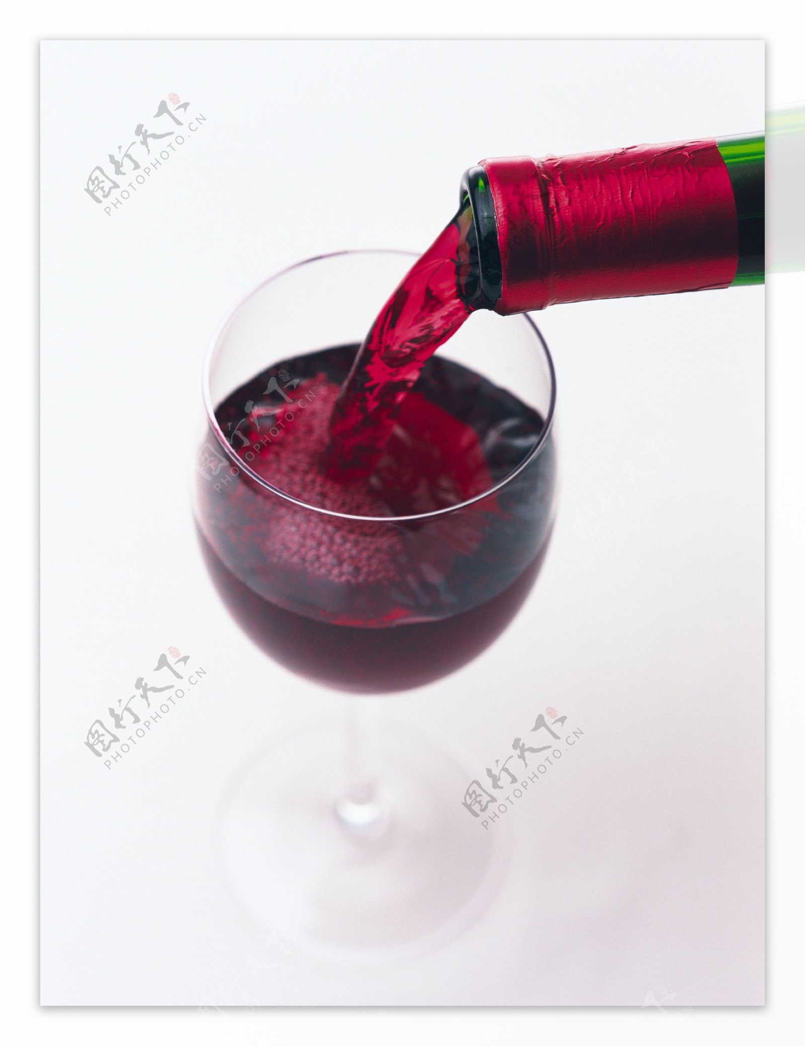 倒入杯中的红酒俯视图图片图片