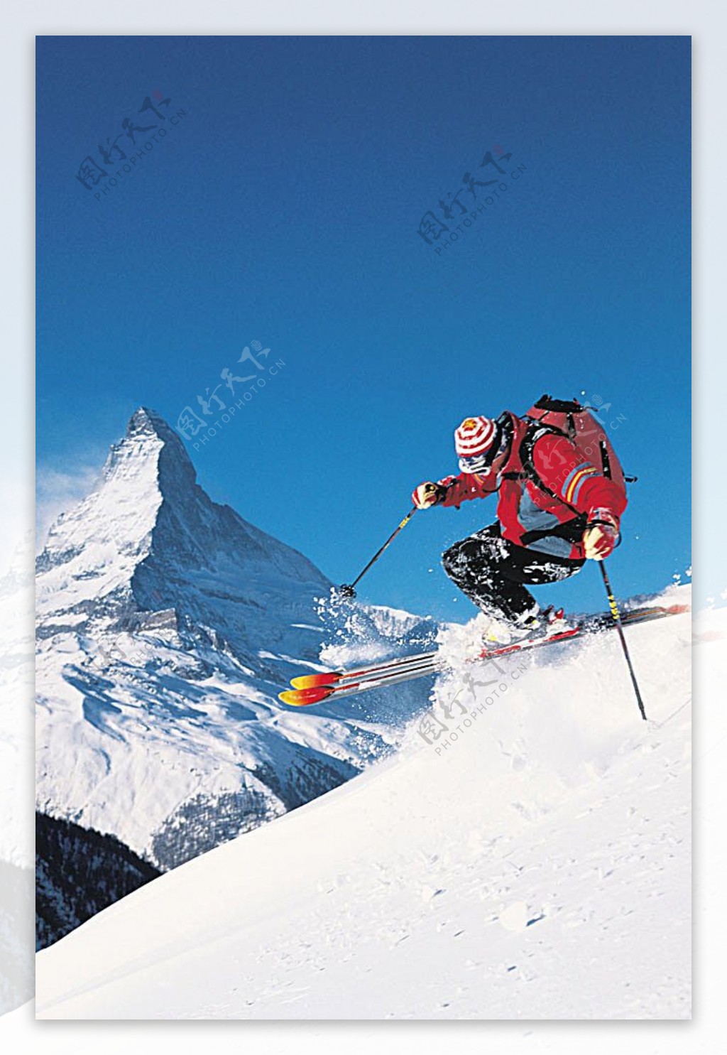 急速下滑的滑雪运动员高清图片