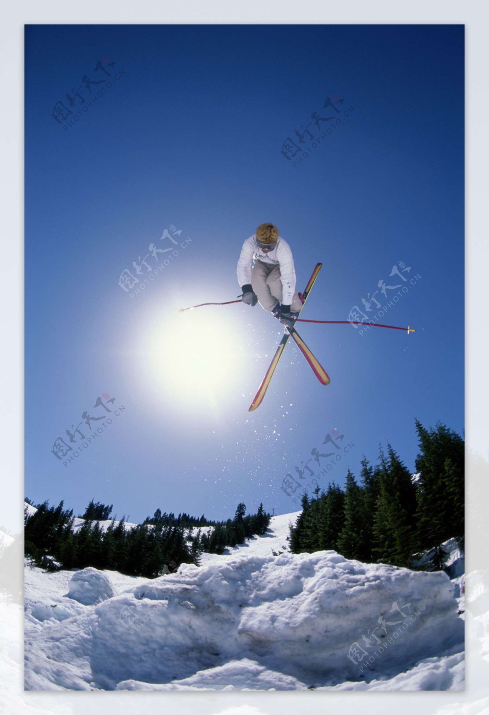 滑雪跳跃起来的人