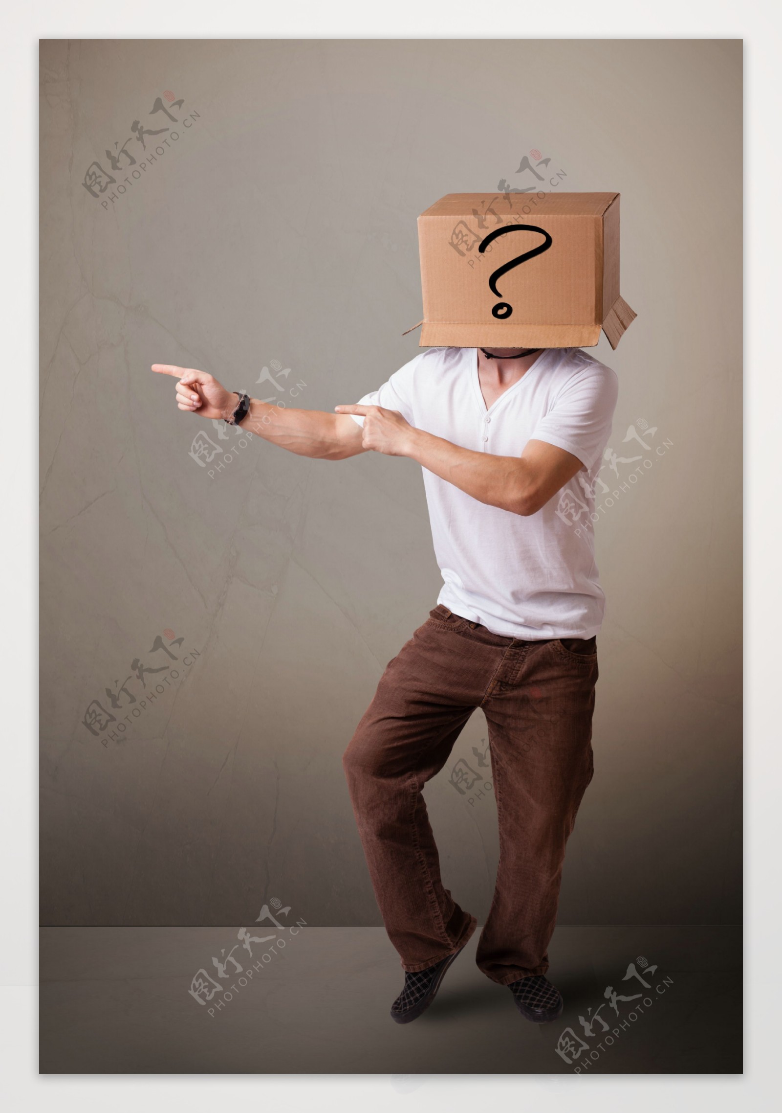 把画着问号的纸箱套在头上的男人图片
