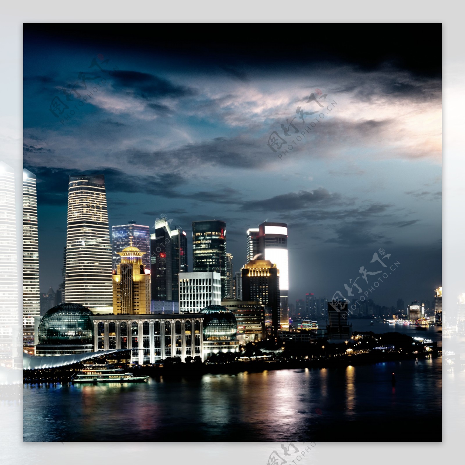 傍晚时分的城市高楼和江河图片