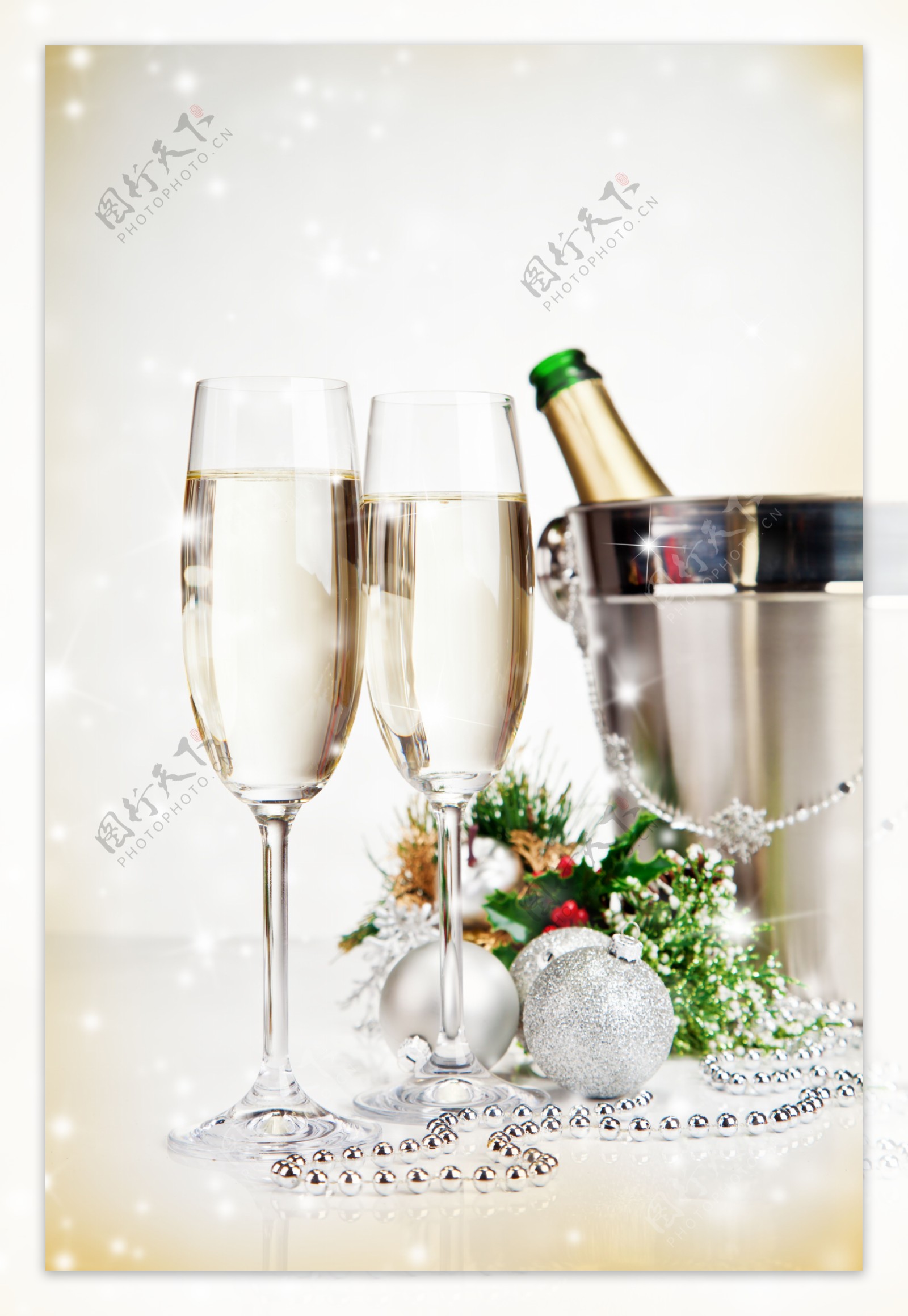 圣诞球装饰与香槟图片