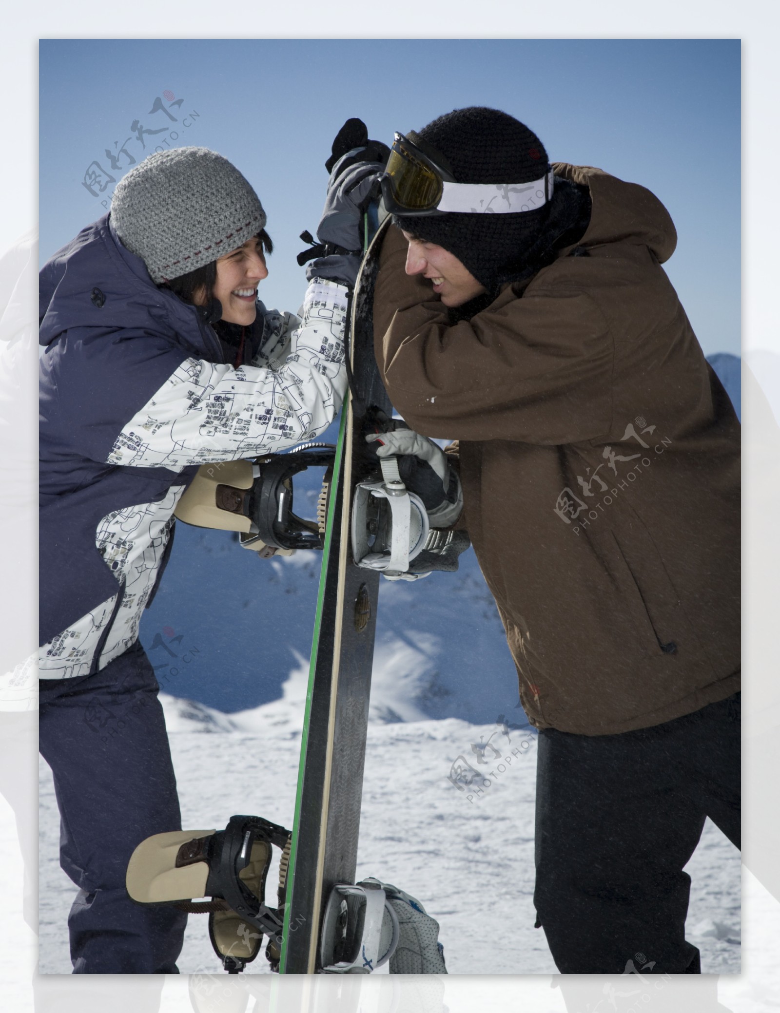 休息的滑雪情侣图片