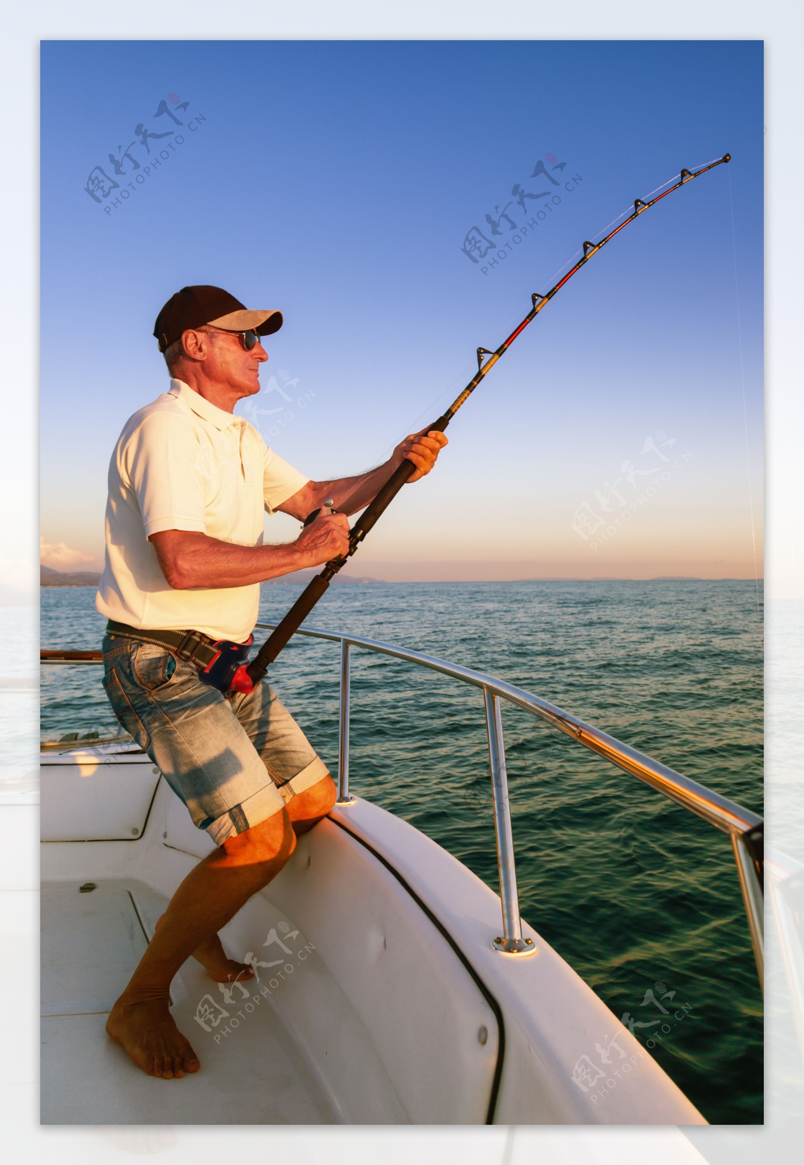 船上钓鱼的男人图片
