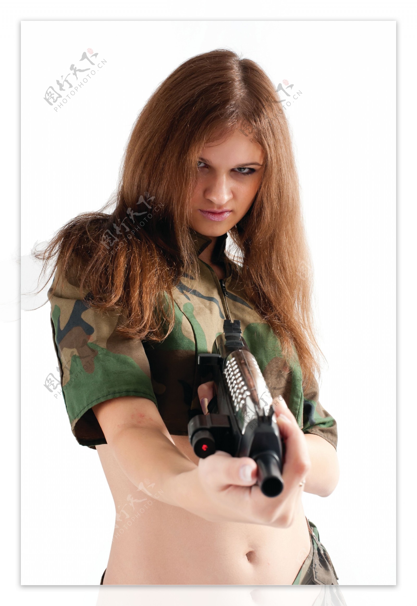 穿军服持枪的女孩图片