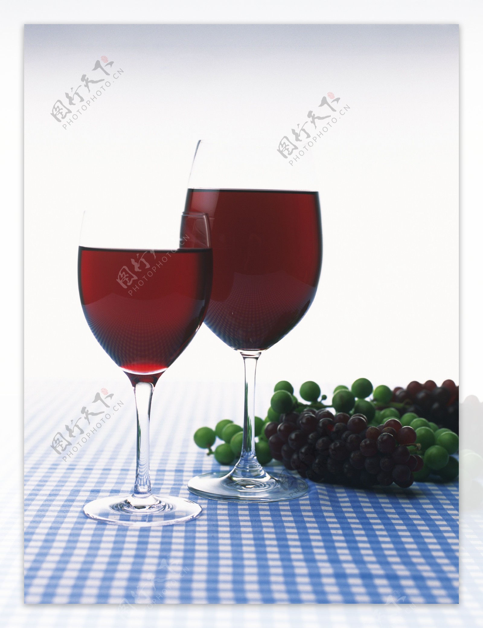 餐桌上的红酒与葡萄特写图片图片