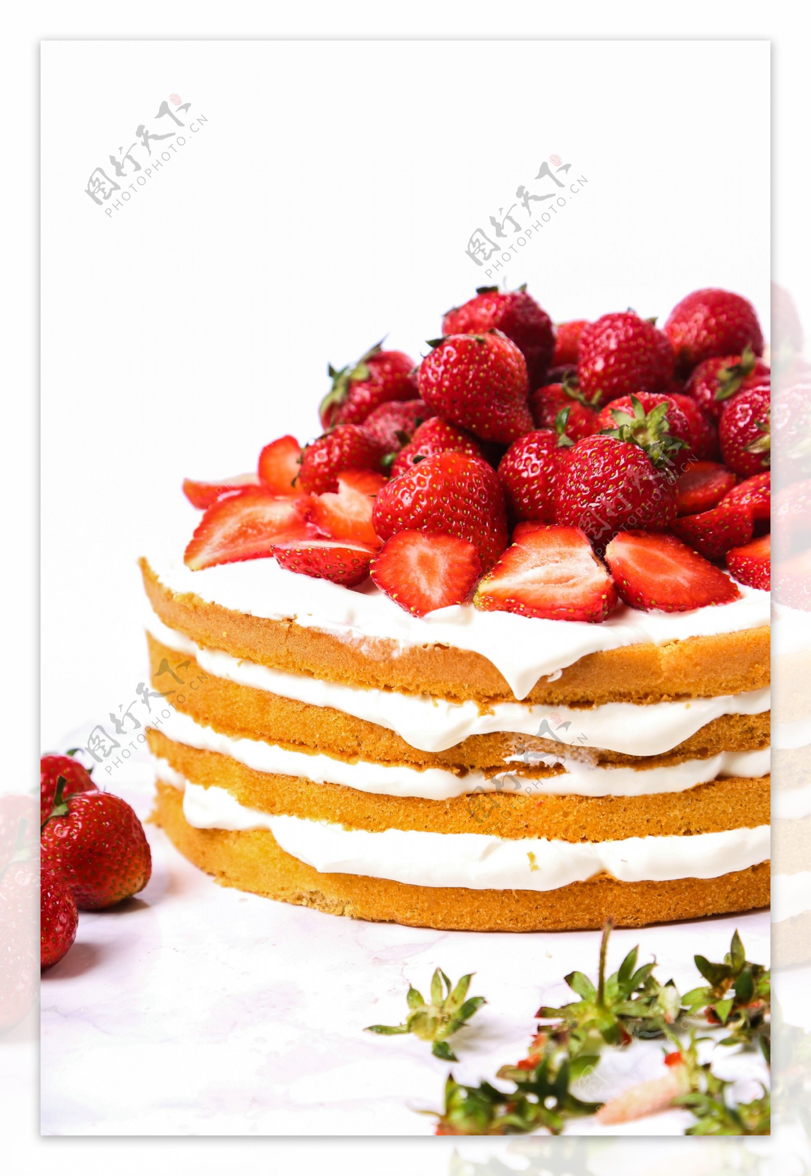 新鲜草莓蛋糕摄影图片