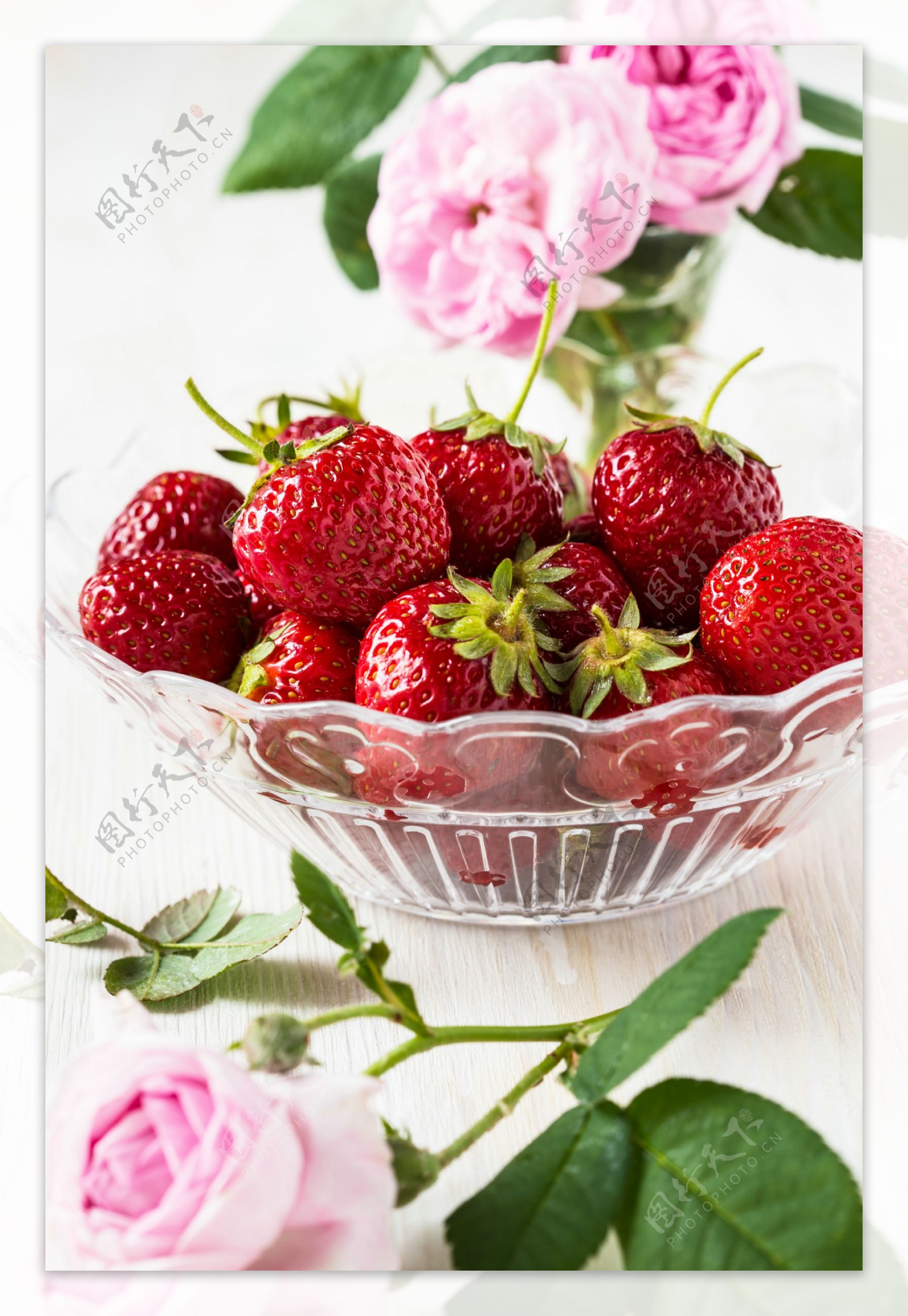 玫瑰花与盆子里的草莓图片